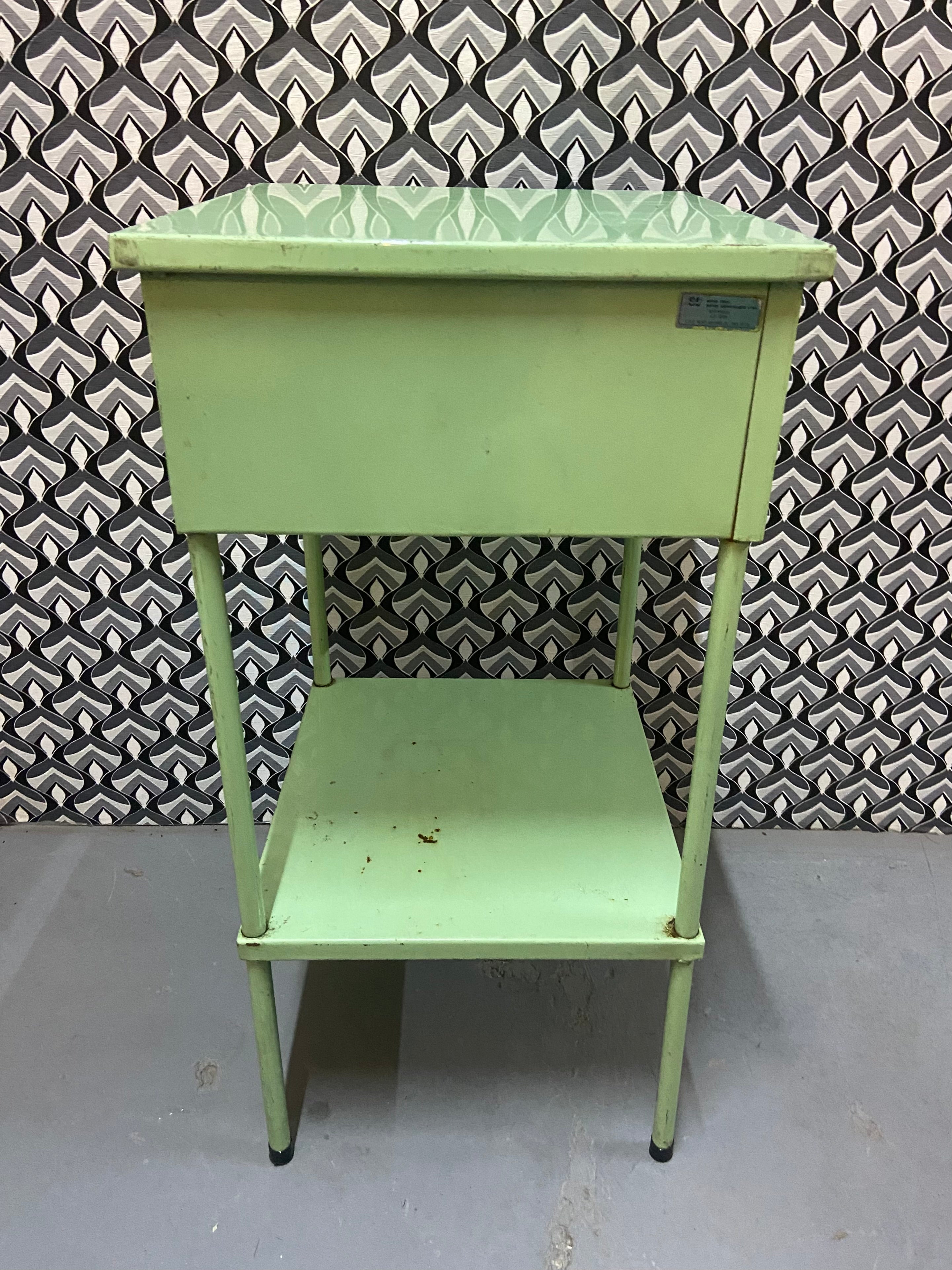 Mesa de cabeceira industrial em ferro verde 