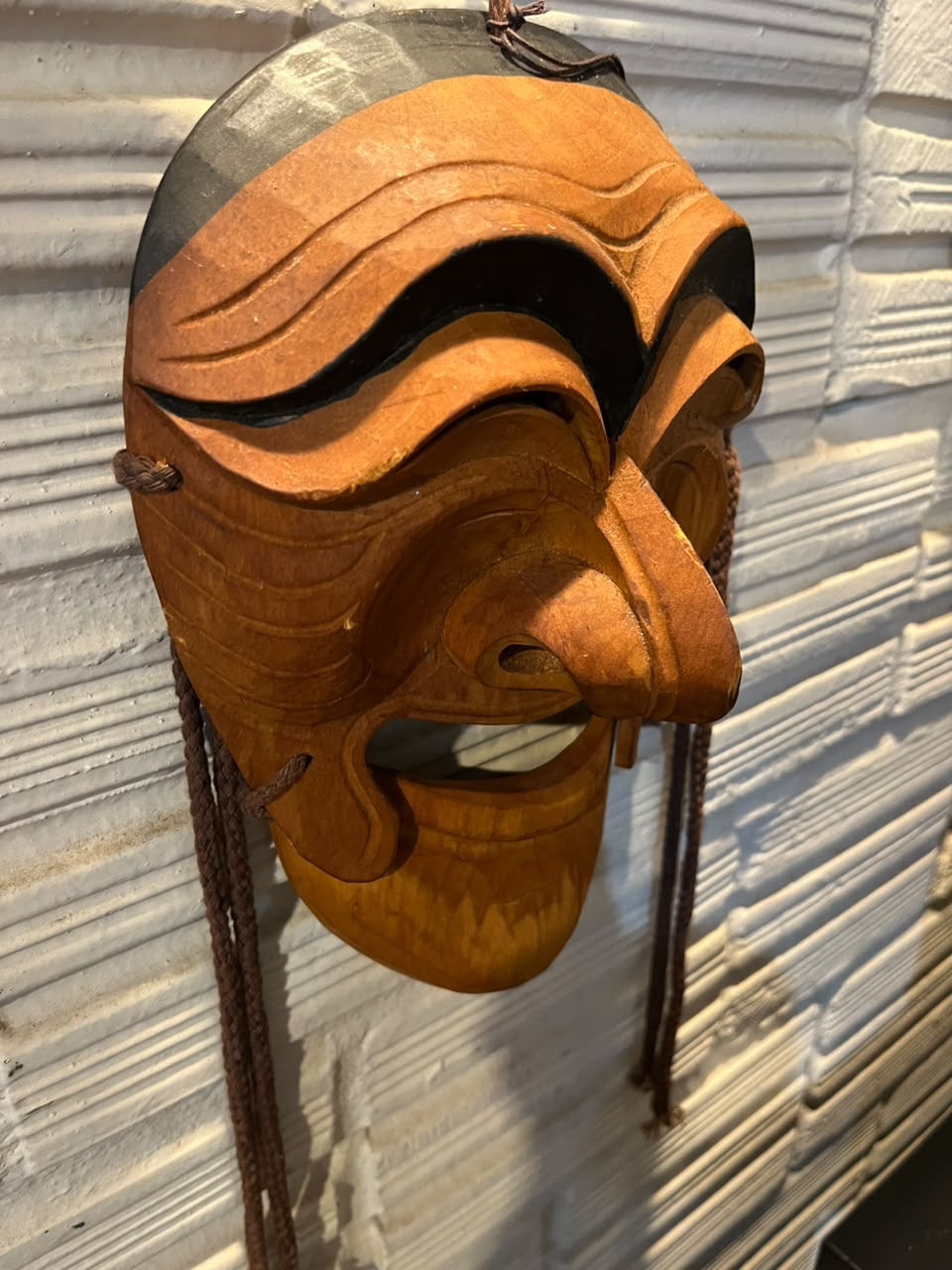 Máscara decorativa em madeira entalhada — 25 × 17 cm