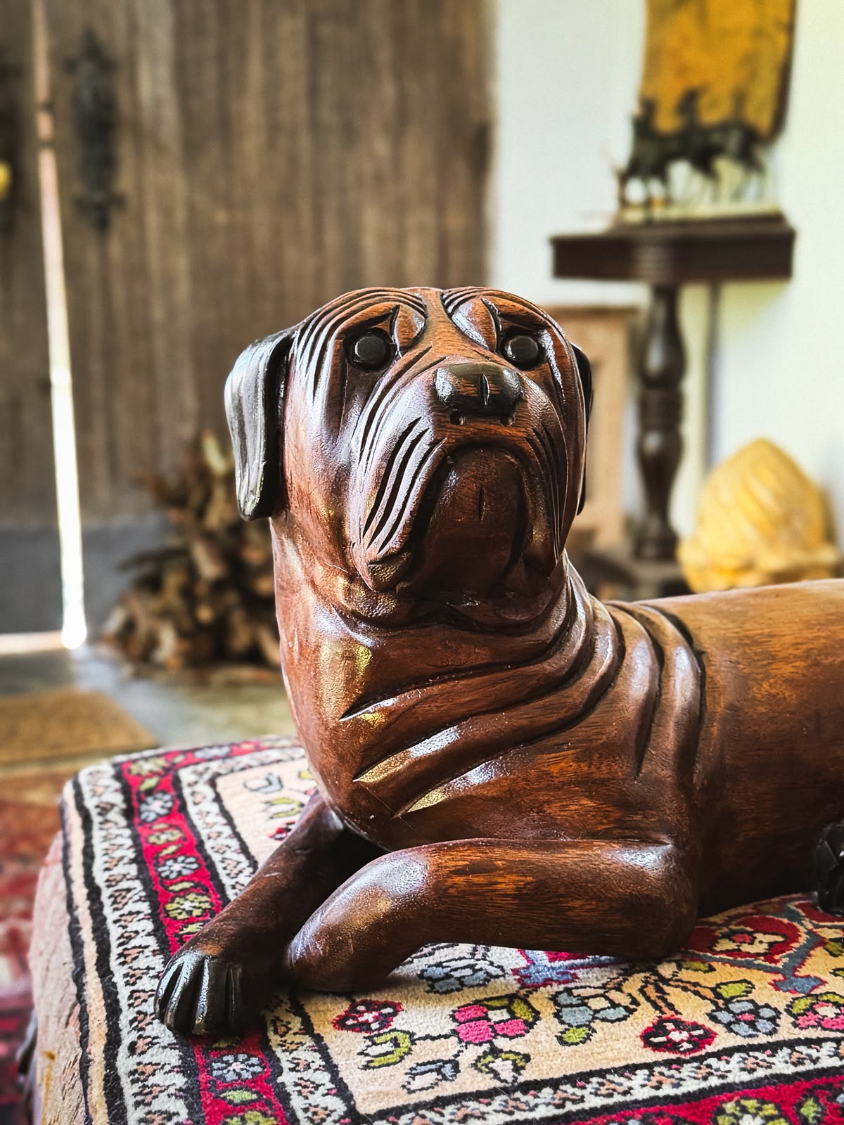 Grande Escultura de Cachorro em Madeira Entalhada, Século XX