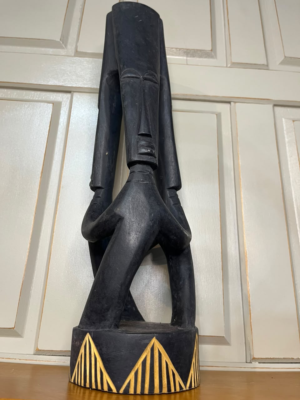 Escultura figurativa em madeira entalhada com acabamento em preto — 39 cm