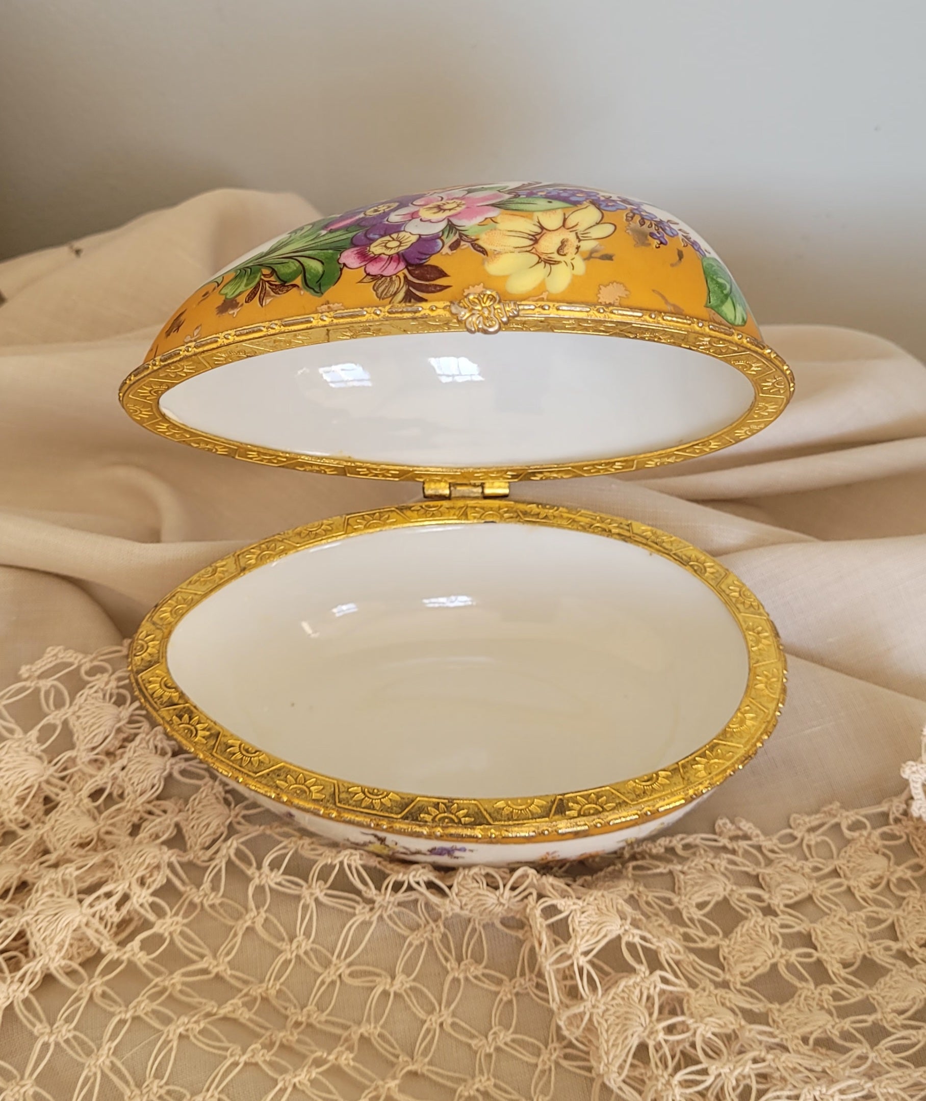 Caixa francesa em forma de ovo em porcelana LIMOGES (24K Gold-Deco Collections) abertura horizontal