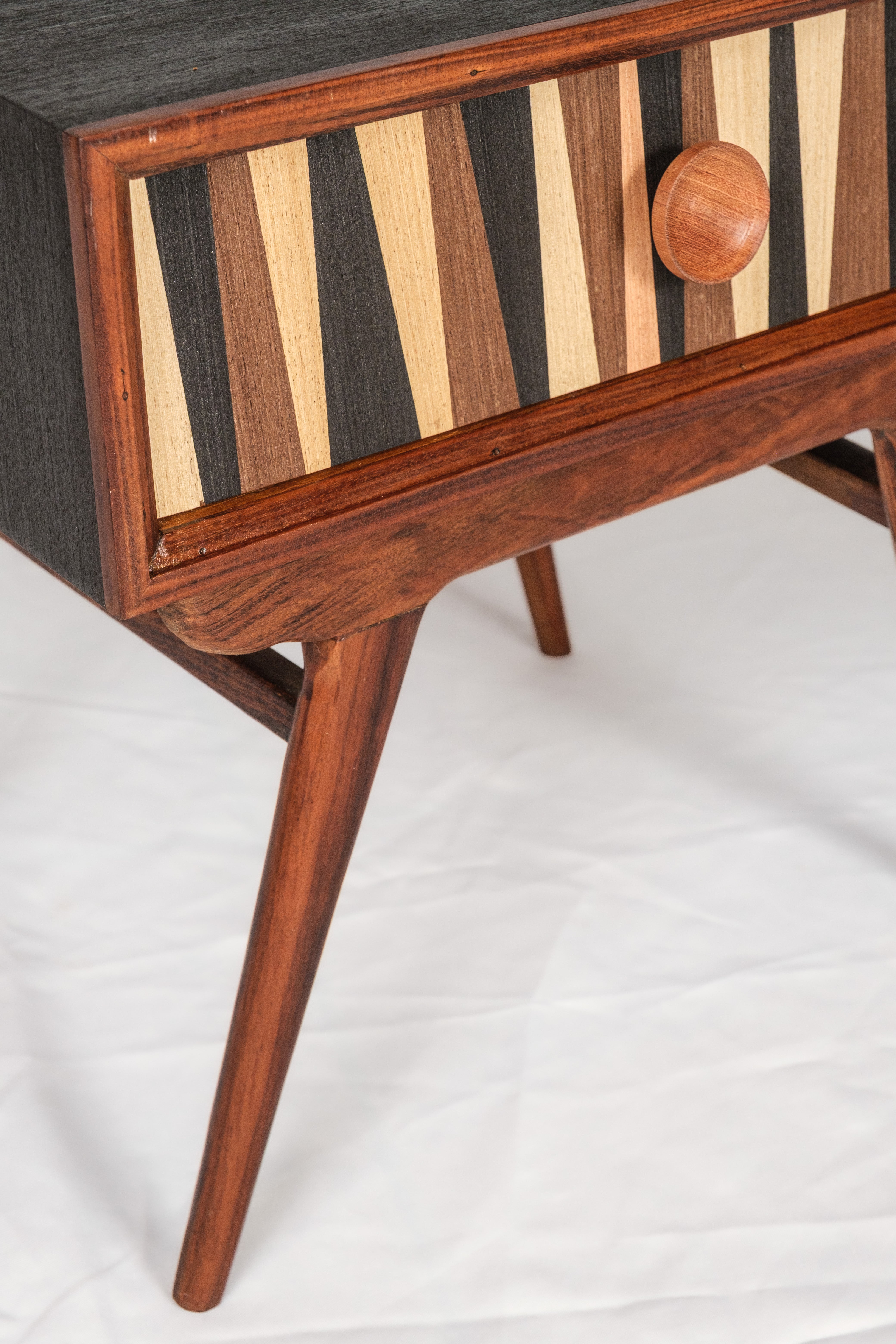 Mesa de Cabeceira Vintage com Marchetaria Geométrica e Ébano – Aurora