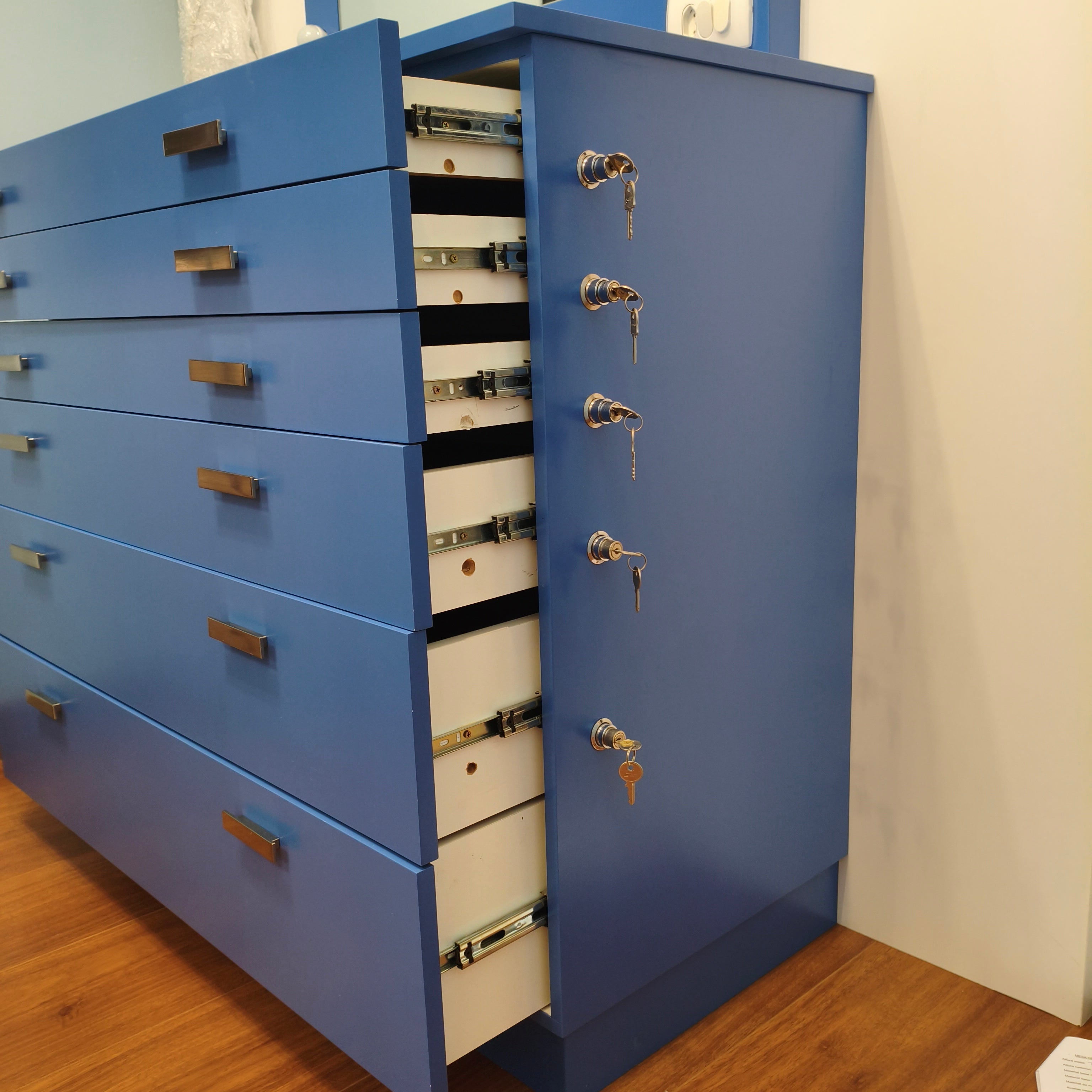 Cômoda laqueada azul com espelho camarim