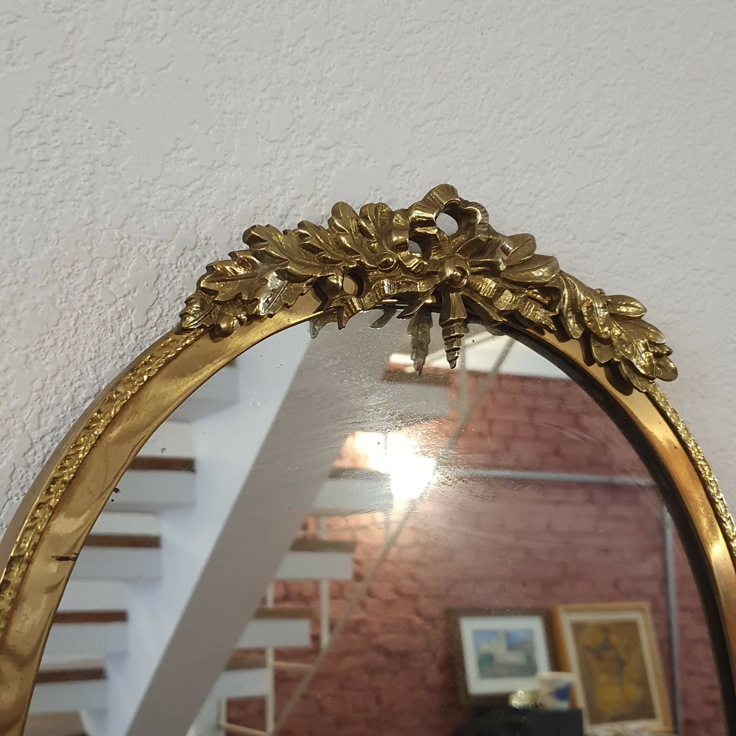 Espelho antigo com moldura em metal dourado cinzelado e ornamentado. Perfeito estado!