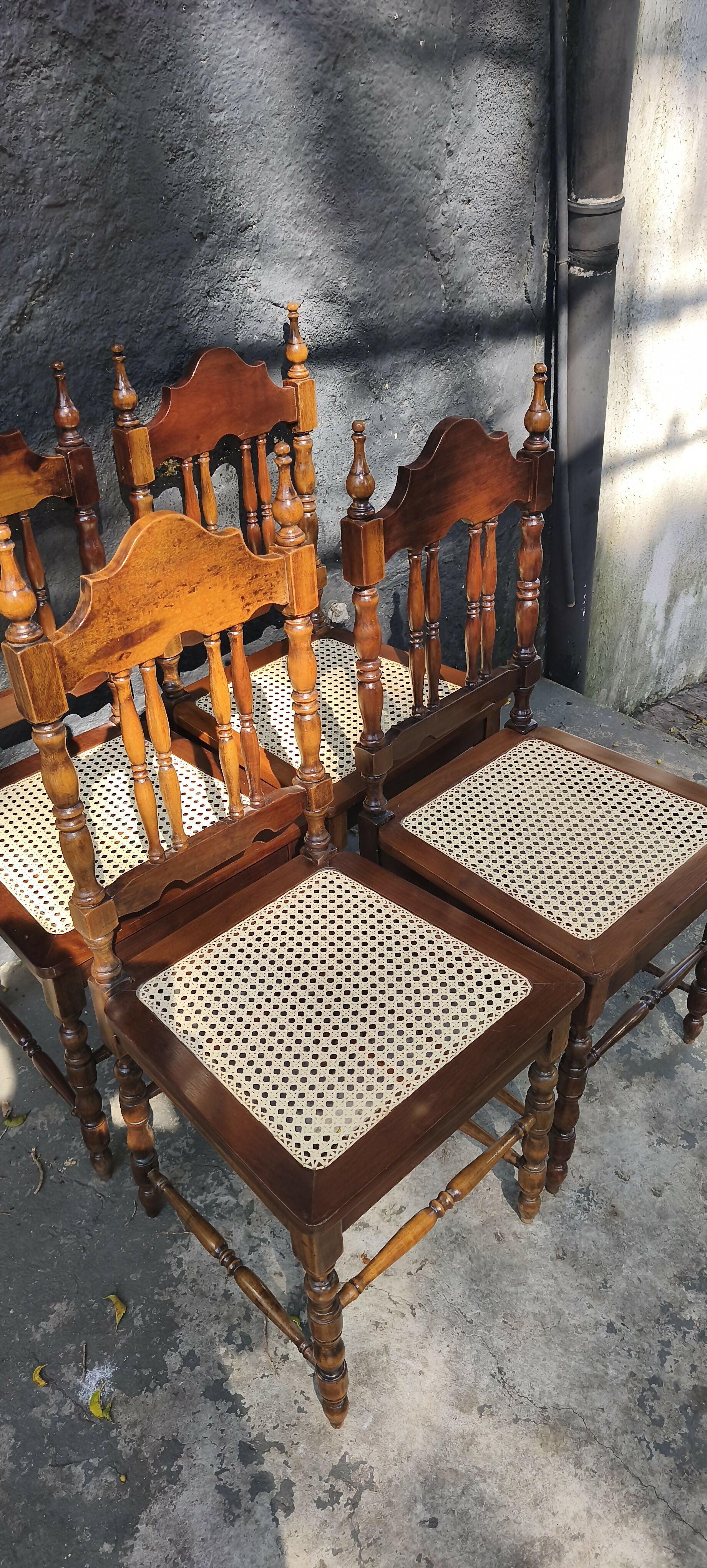 Jogo de cadeiras coloniais com palhinha