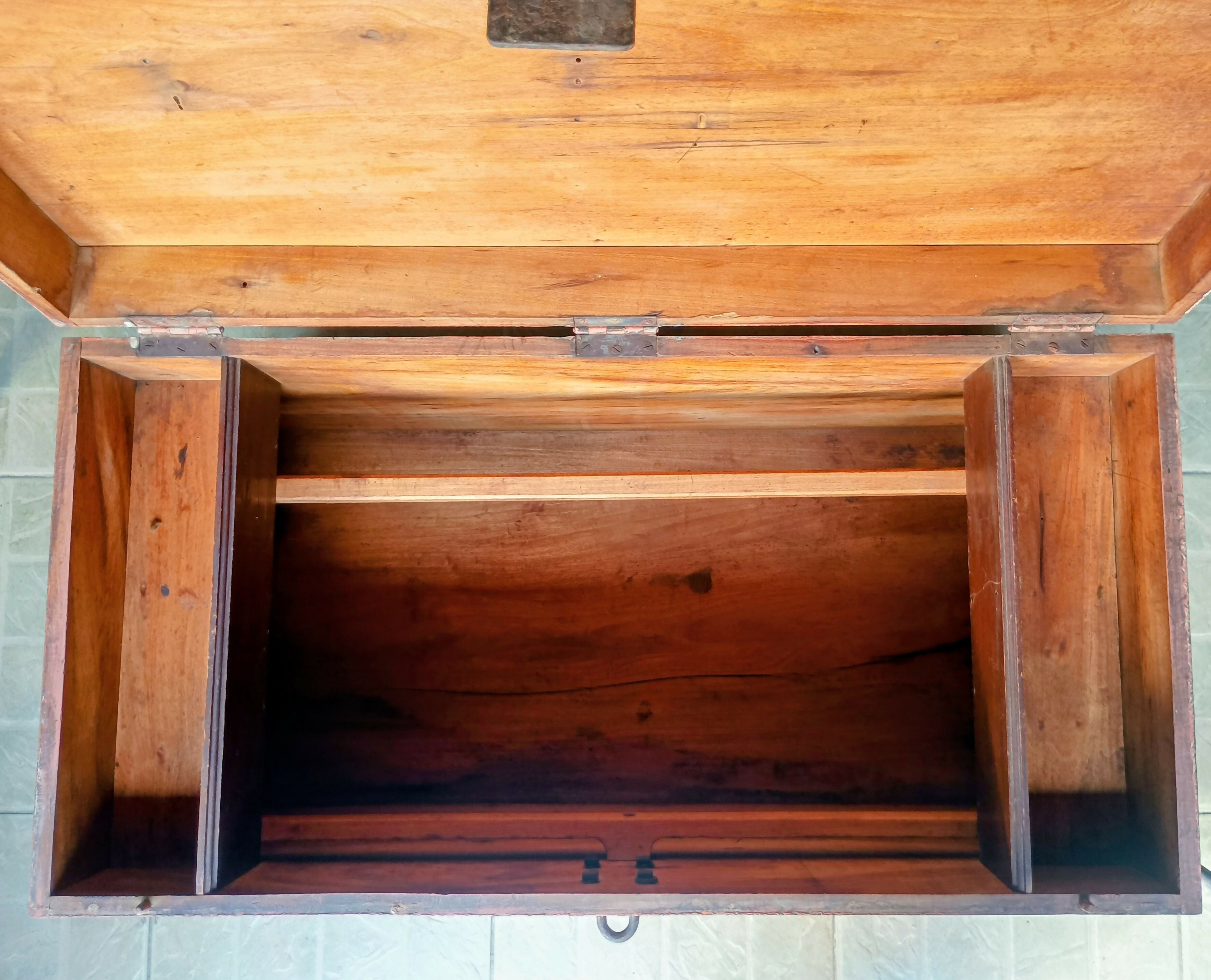 Baú antigo em peroba maciça final séc. XIX