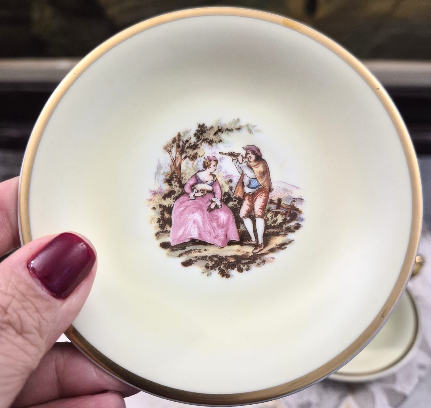 Conjunto de 5 xícaras para café em porcelana vintage maravilhosa DP, com linda cena galante e douração à ouro impecável. Uma lindeza!
