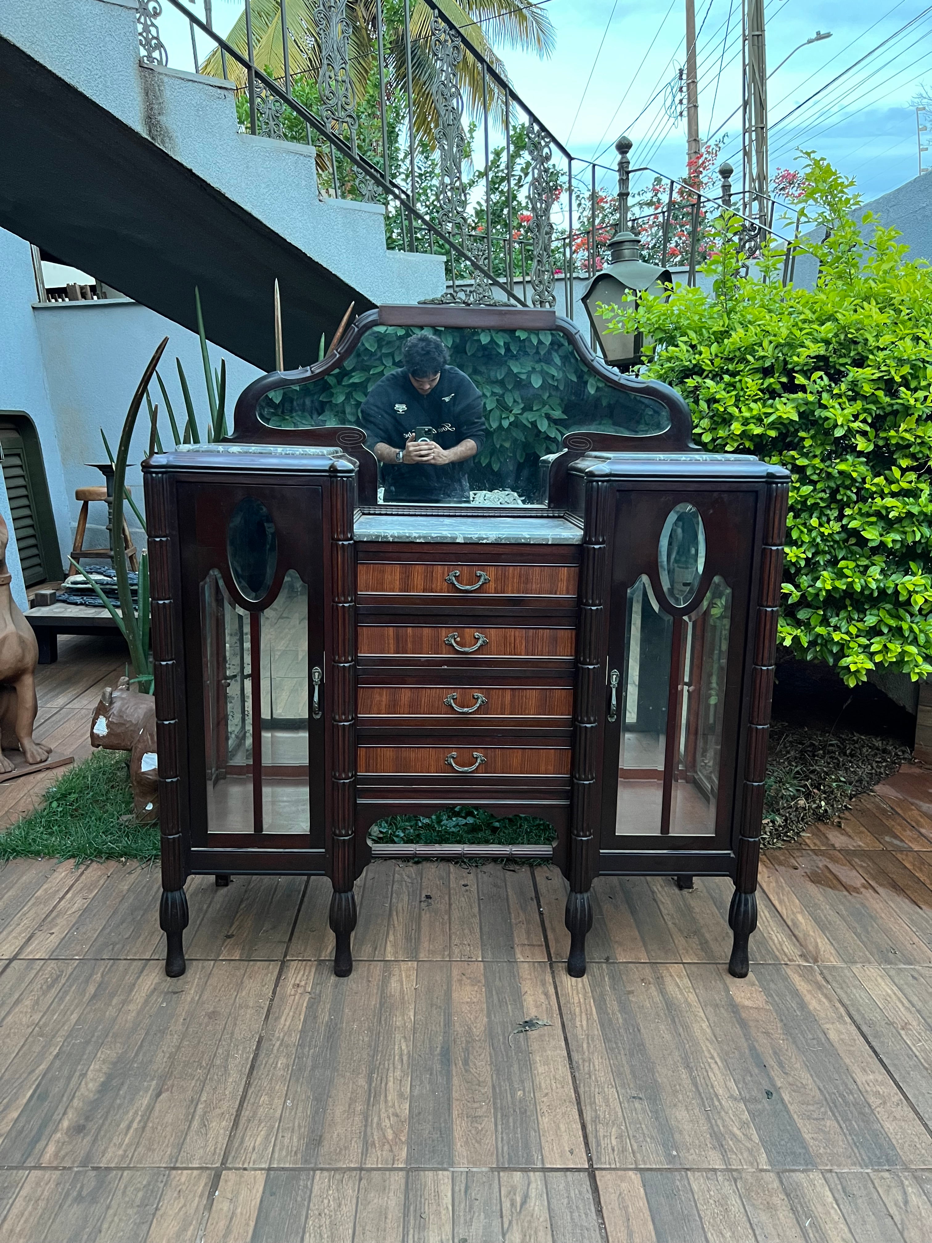 Cristaleira Art Deco com Mármore francês com vidros bisotados 