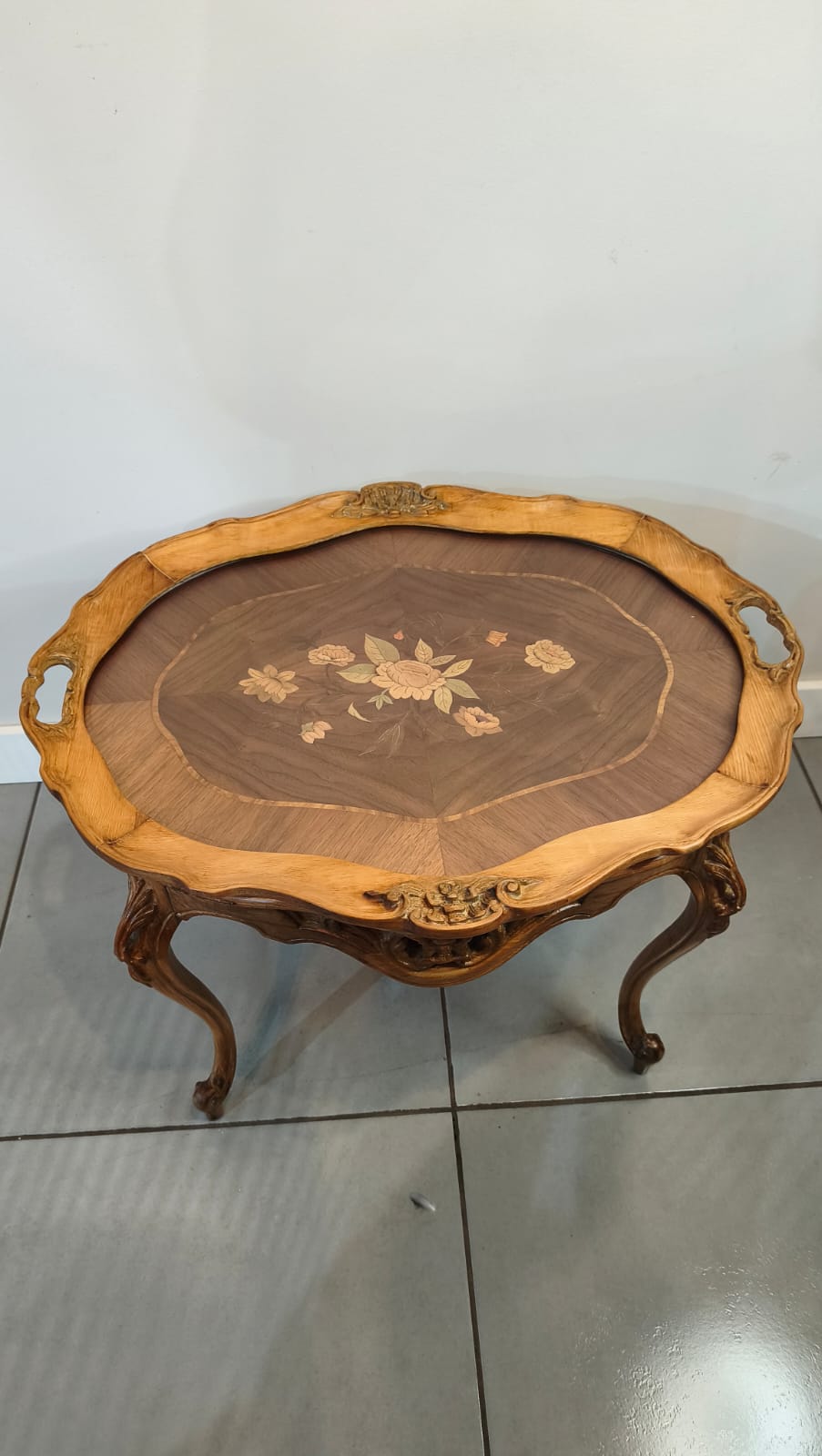 Mesa de Centro Oval com Marchetaria Floral e Bandeja Removível