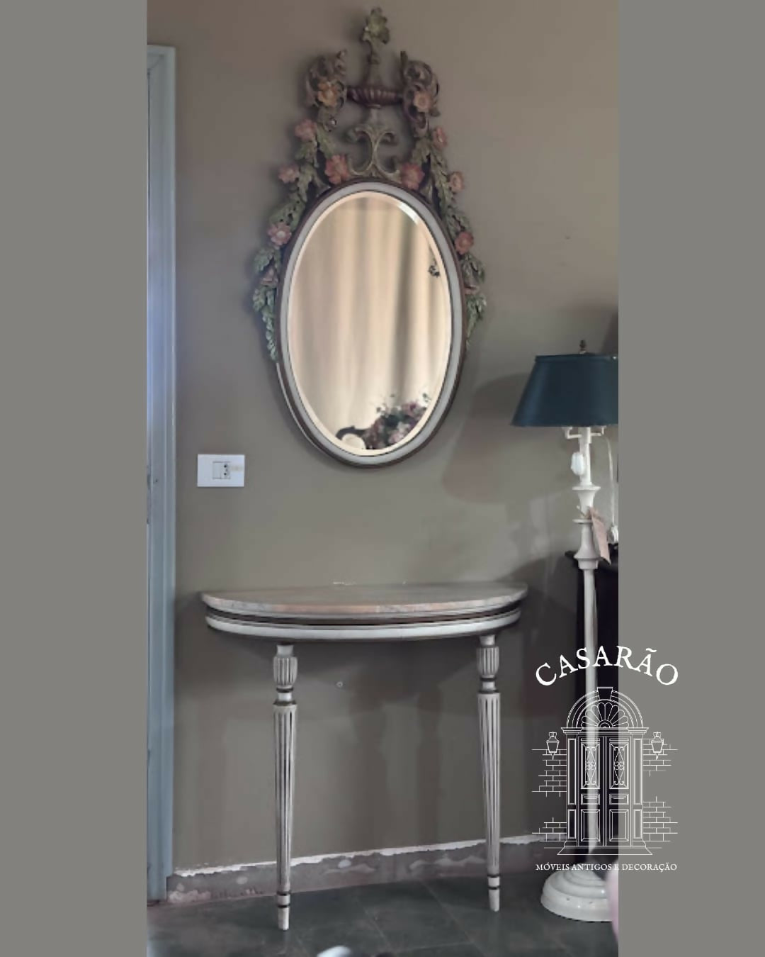 Aparador com pedra rosa e espelho entalhado