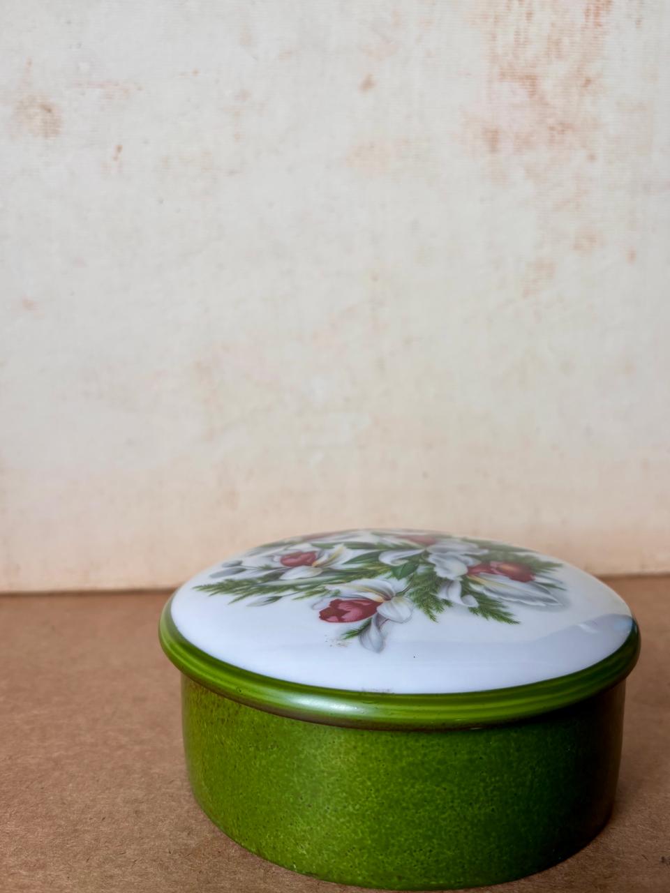 Potiche redondo em porcelana verde com tampa floral (DMCPS_531)