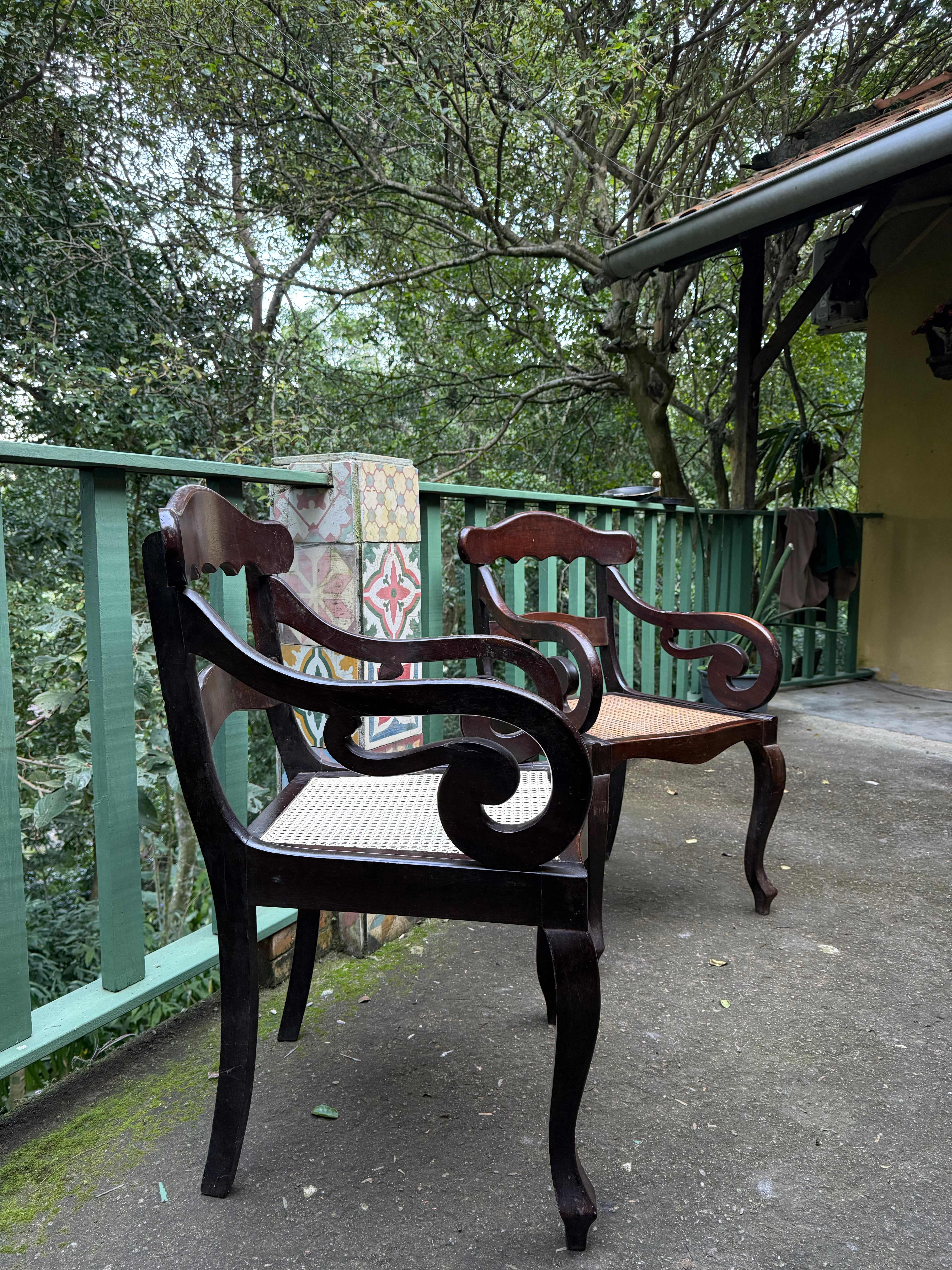 Cadeira com braços dita "rabo de macaco" de jacarandá, assento de palhinha e pés de cachimbo.
