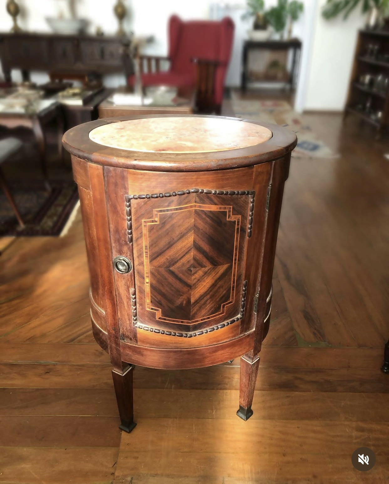 Móvel lateral em formato balaustrado com trabalho de marchetaria e tampo de mármore italiano.