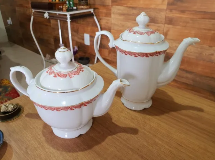 Conjunto de Bules de Porcelanas com detalhe dourados e desenhos em vermelho 