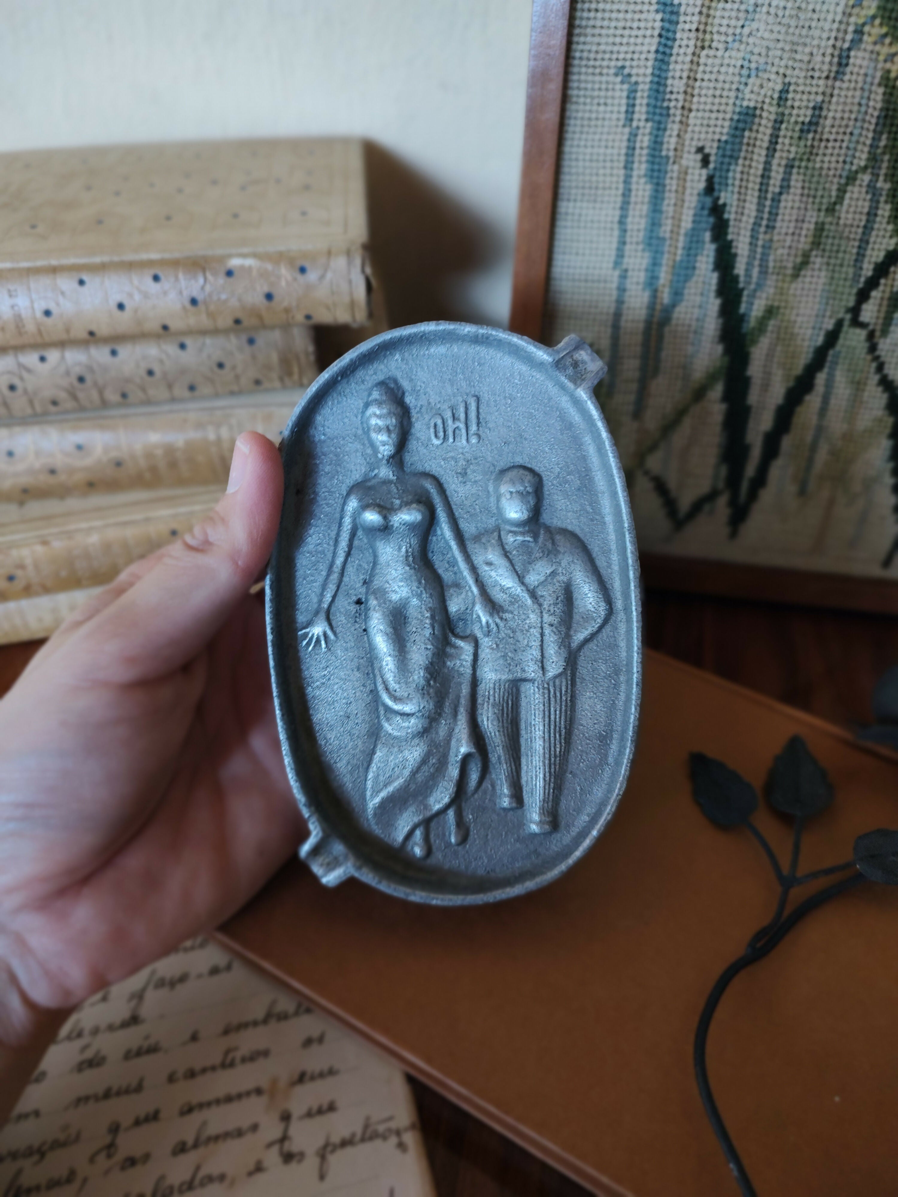 Antigo Cinzeiro americano em alumínio fundido retratando casal