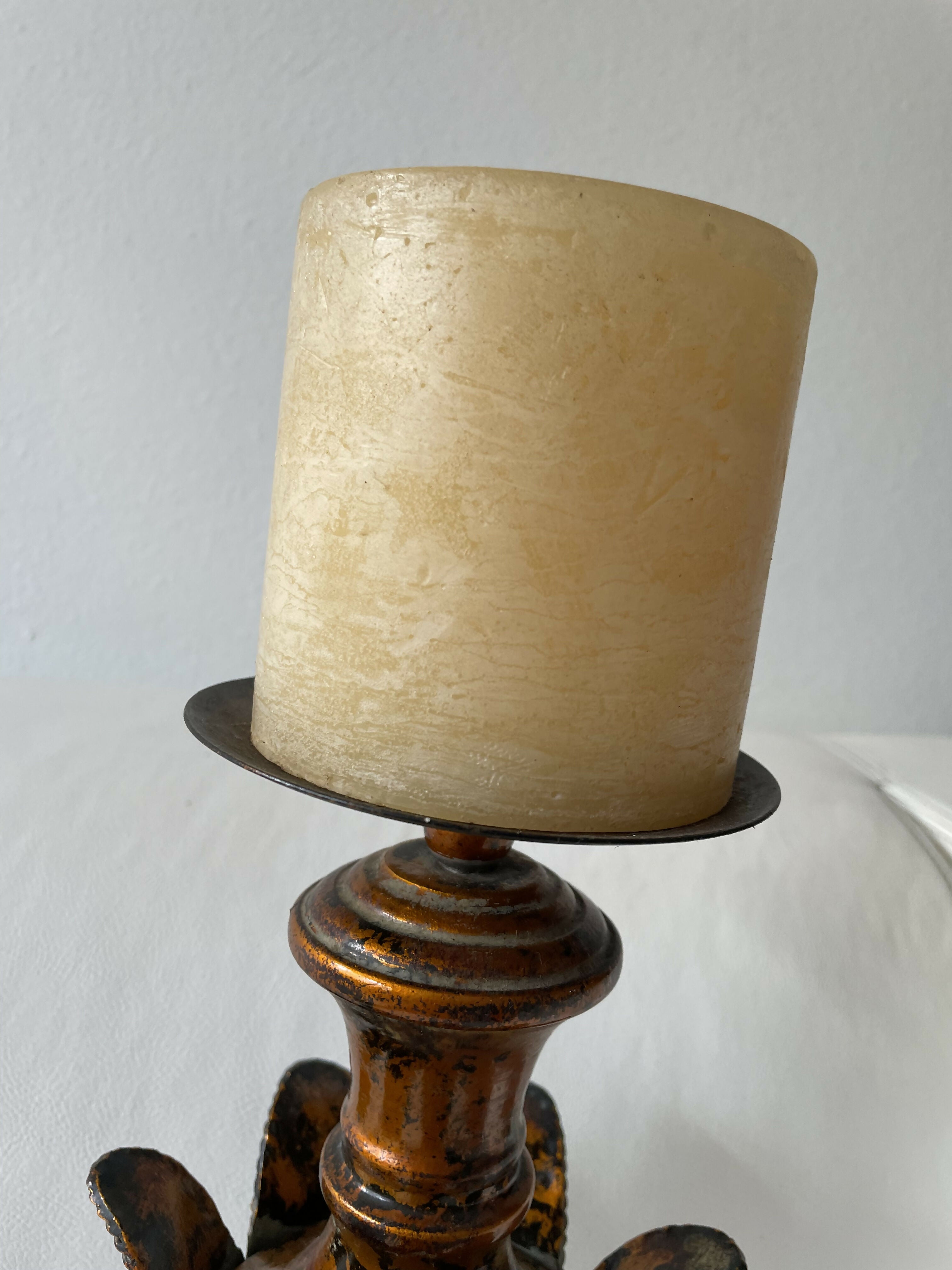 Castiçal indiano em metal com vela