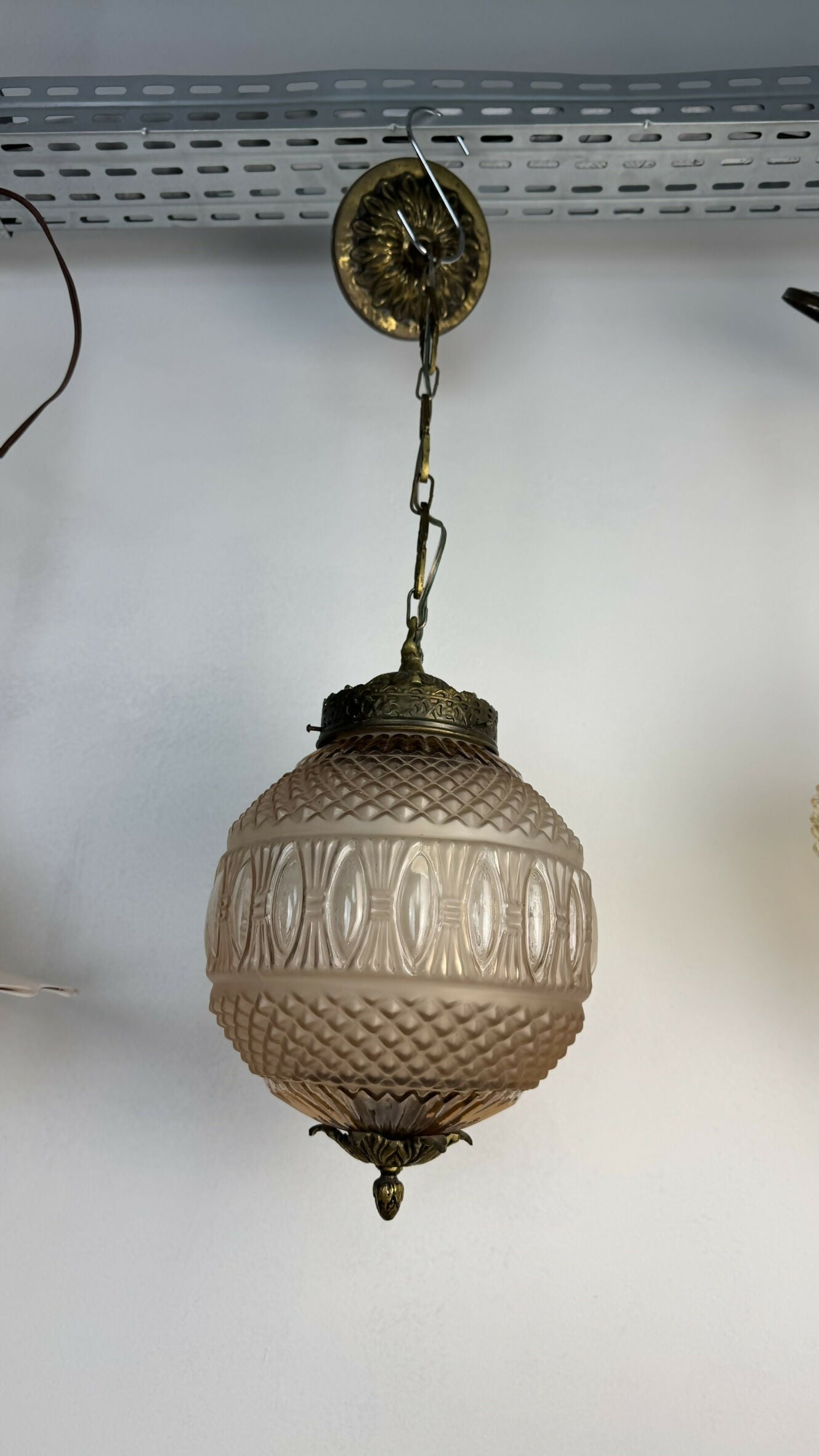 Pendente Teto Vintage | Globo Lapidado Rosé (Facetado) em Vidro Fosco