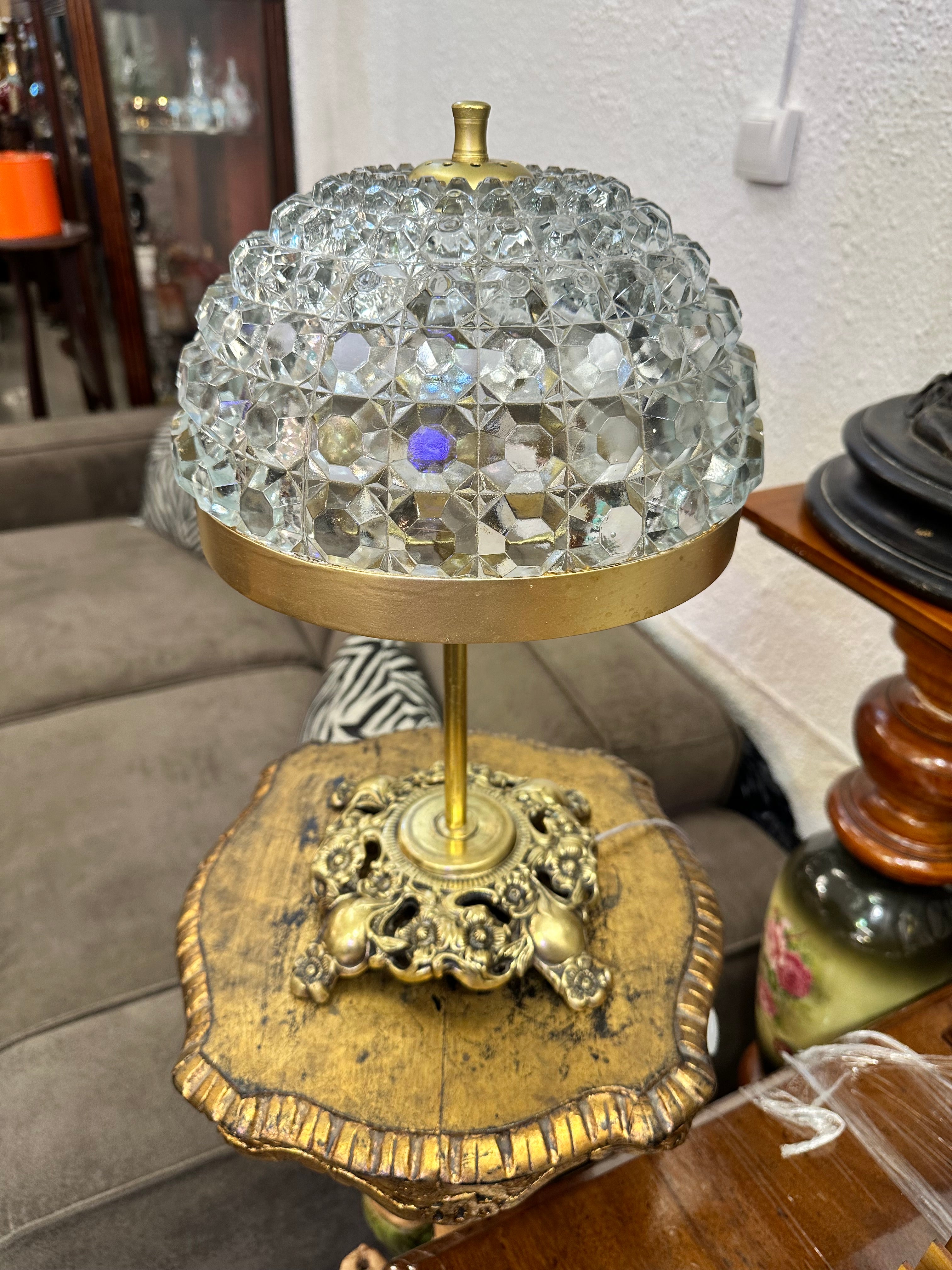 ABAJUR VINTAGE EM BRONZE DOURADO E CÚPULA ARREDONDADA EM CRISTAL LAPIDADO
