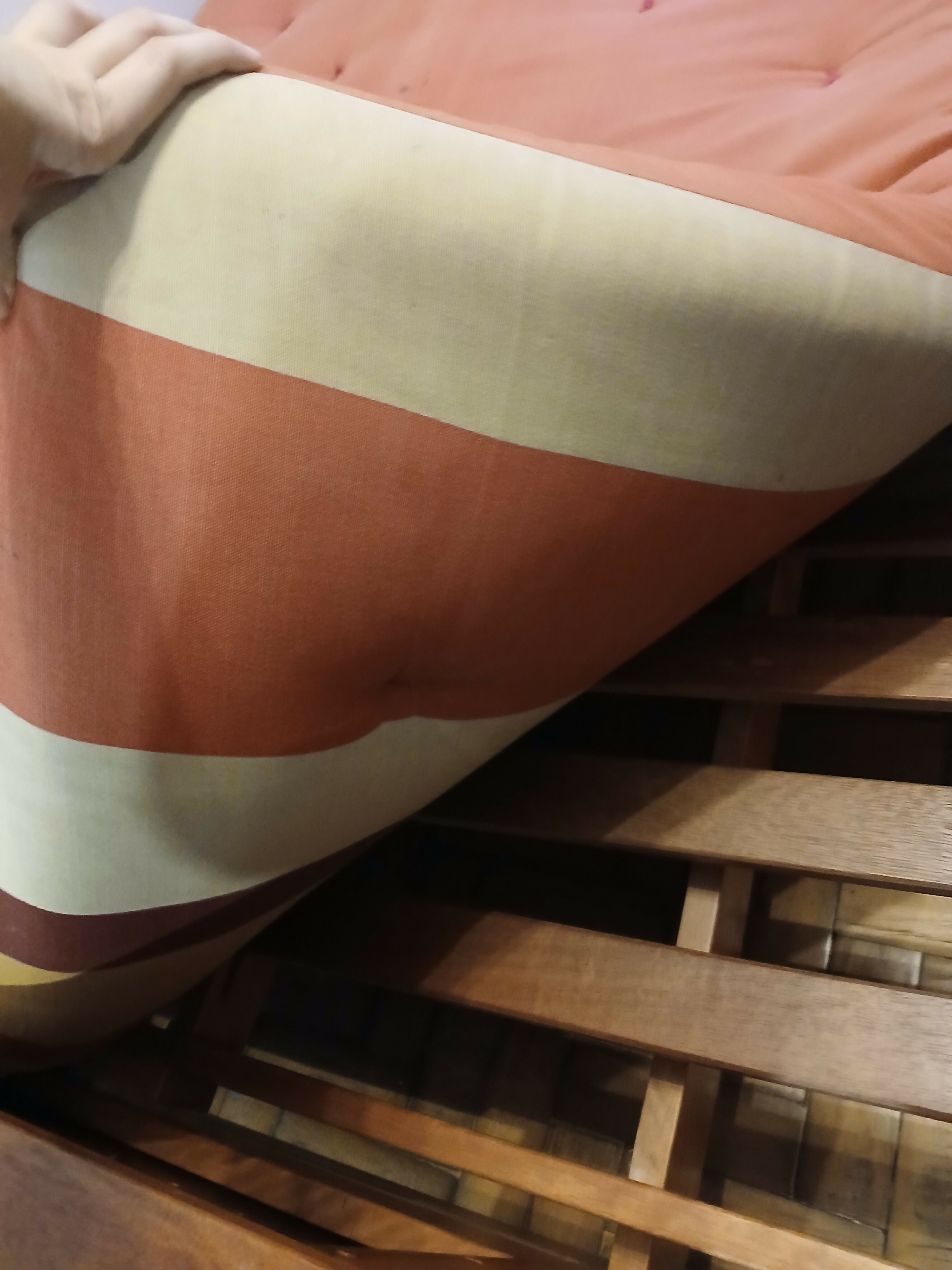 Sofá Cama Futon – silêncio, madeira e algodão