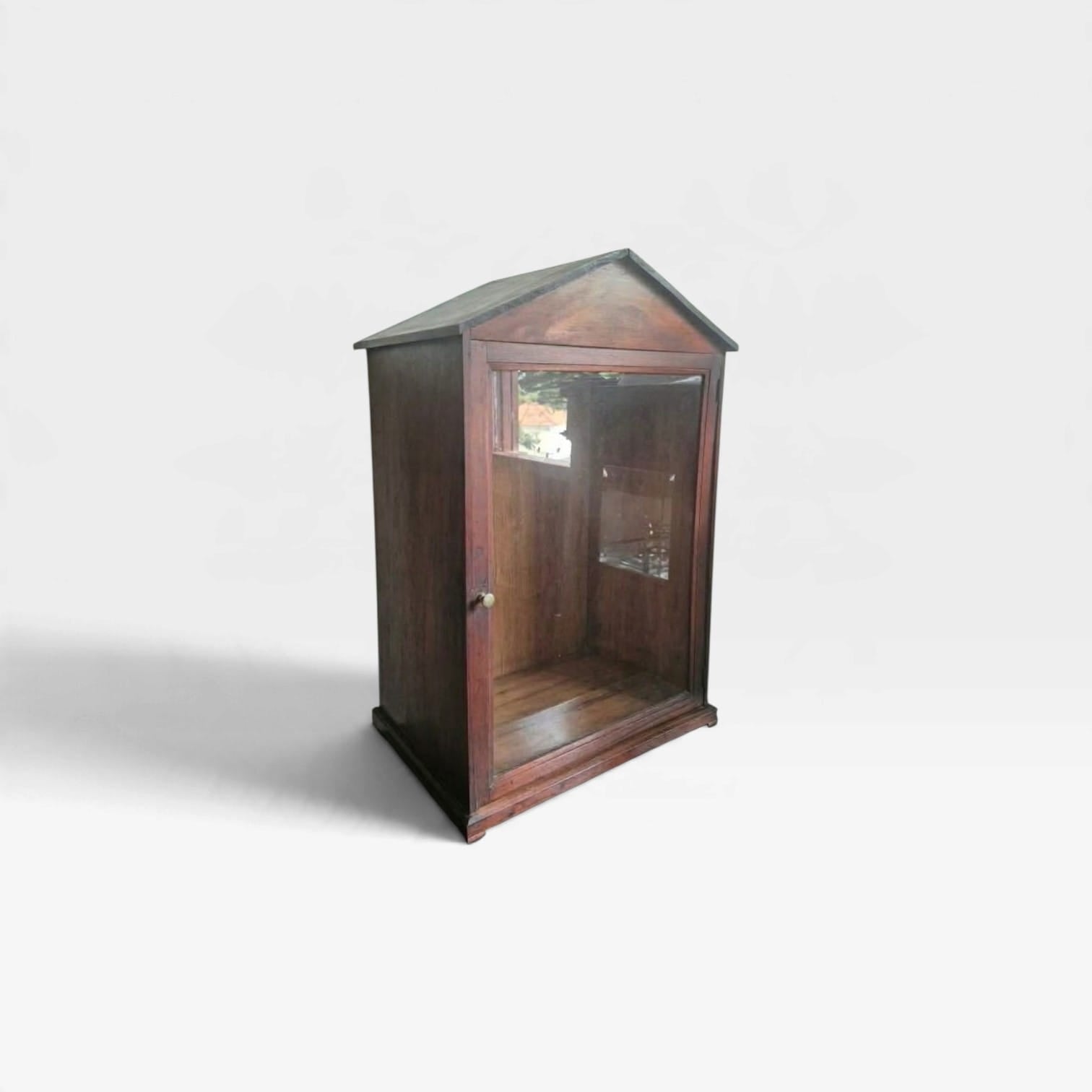 Antigo oratório com porta de vidro
