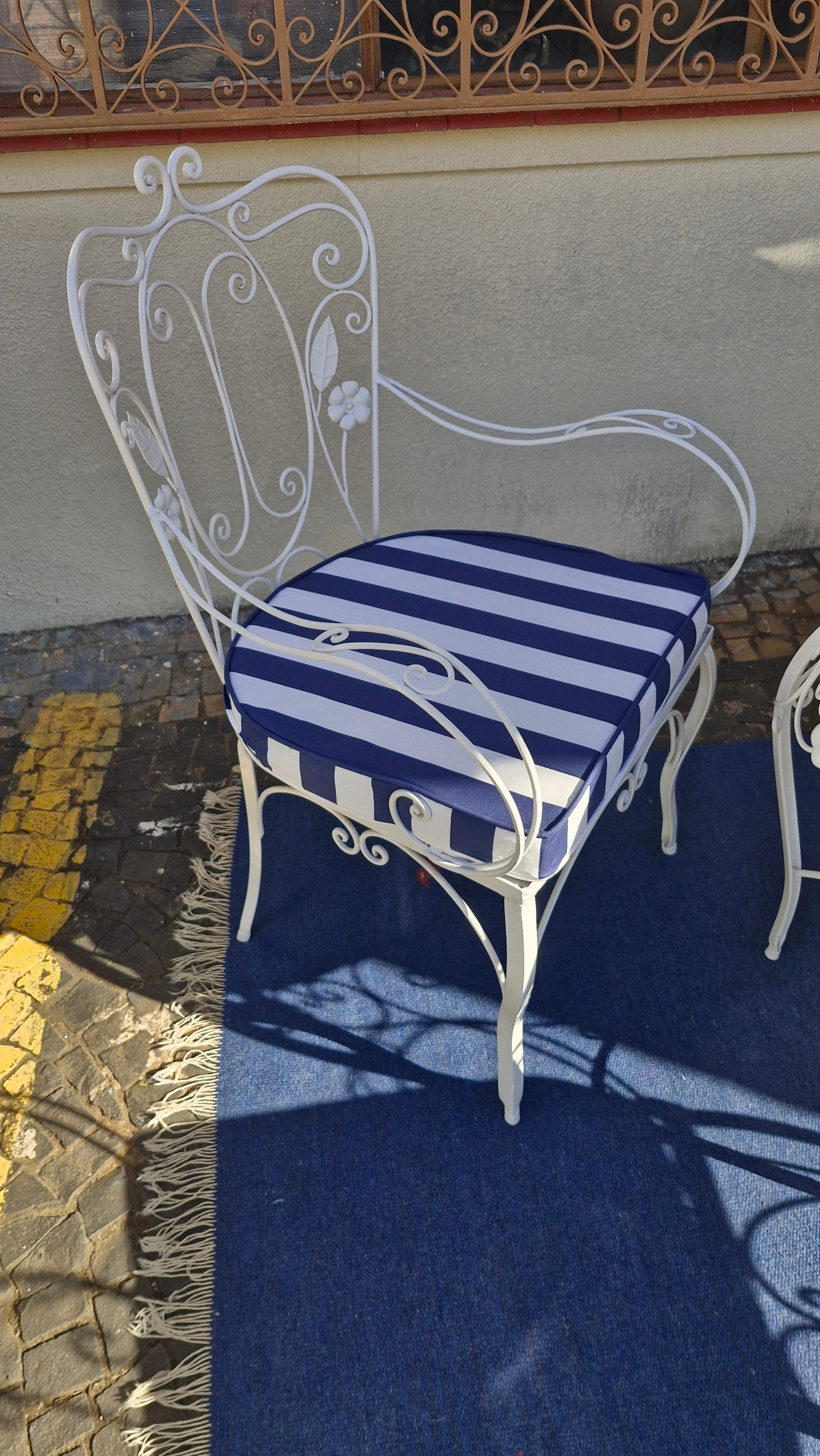 Jogo de Jardim (3 poltronas + 1 mesinha) em ferro branco com estofado listrado em azul 