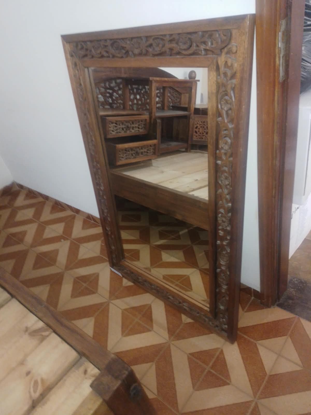 Jogo de quarto: Cama King, 2 mesinhas de cabeceira, um aparador e um espelho.Tudo antigo,entalhado à mão e em perfeito estado!