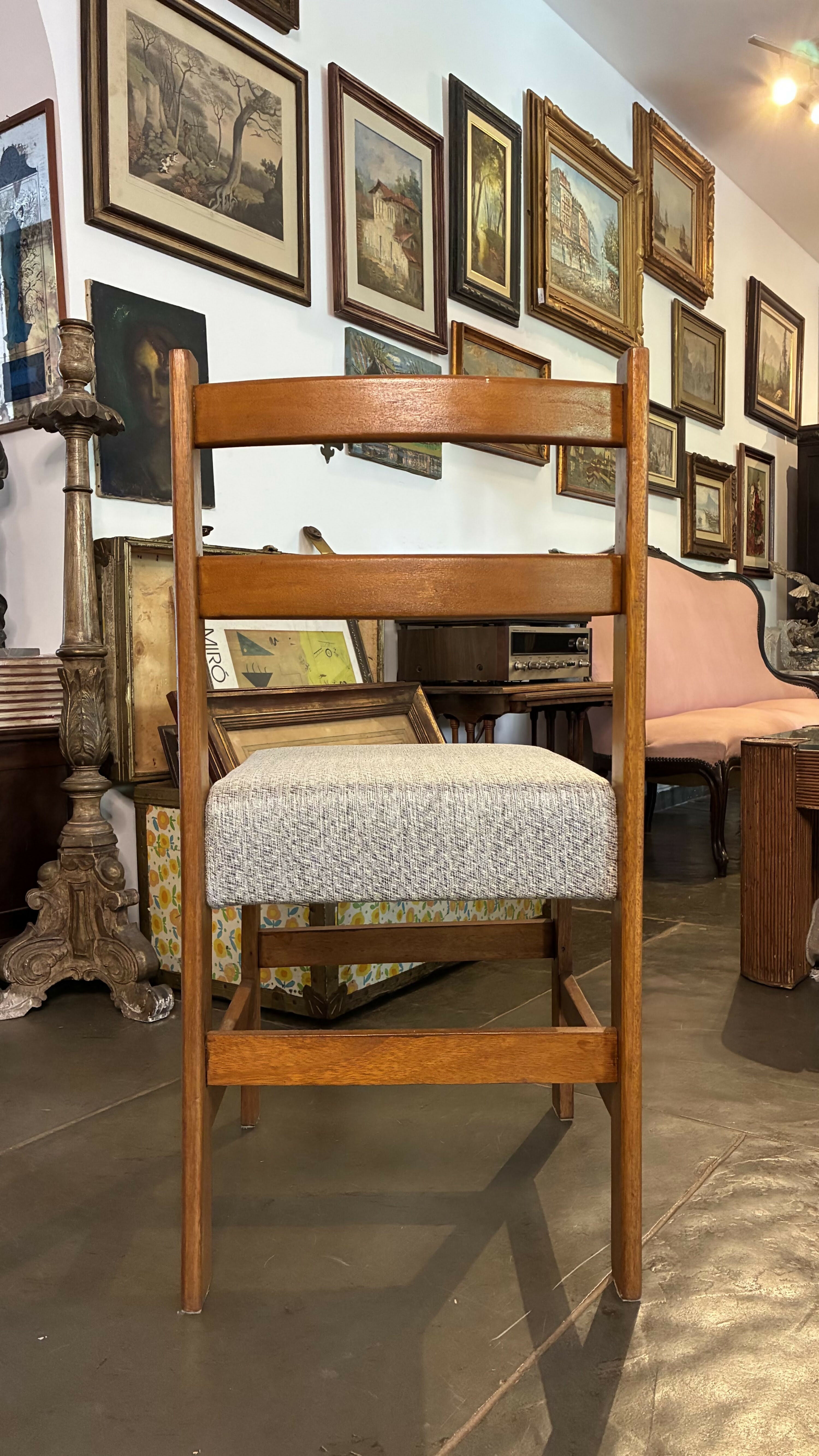 Cadeiras antigas em Madeira (valor unitário)