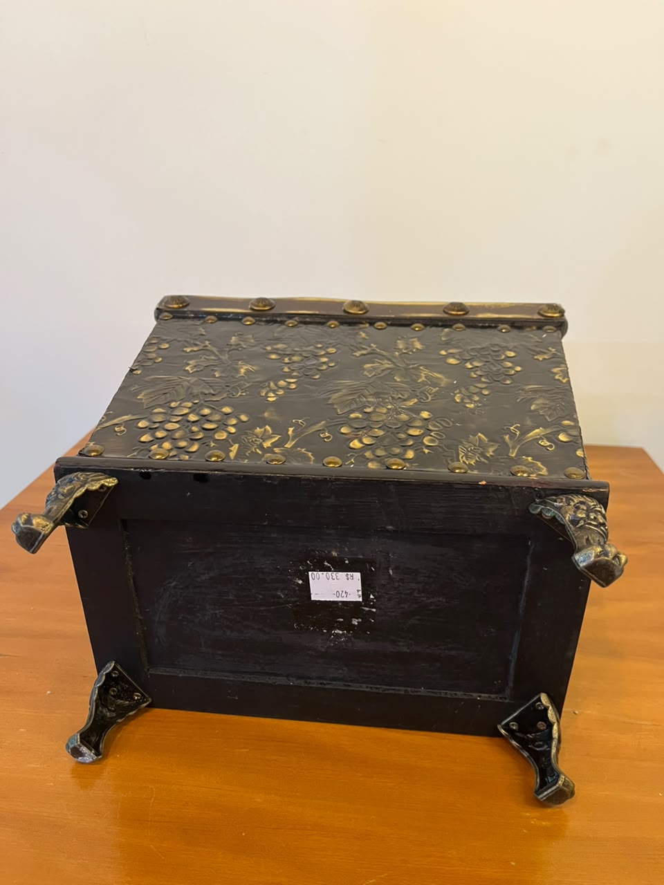 Porta-revistas vintage em madeira e metal repuxado – motivos de uvas