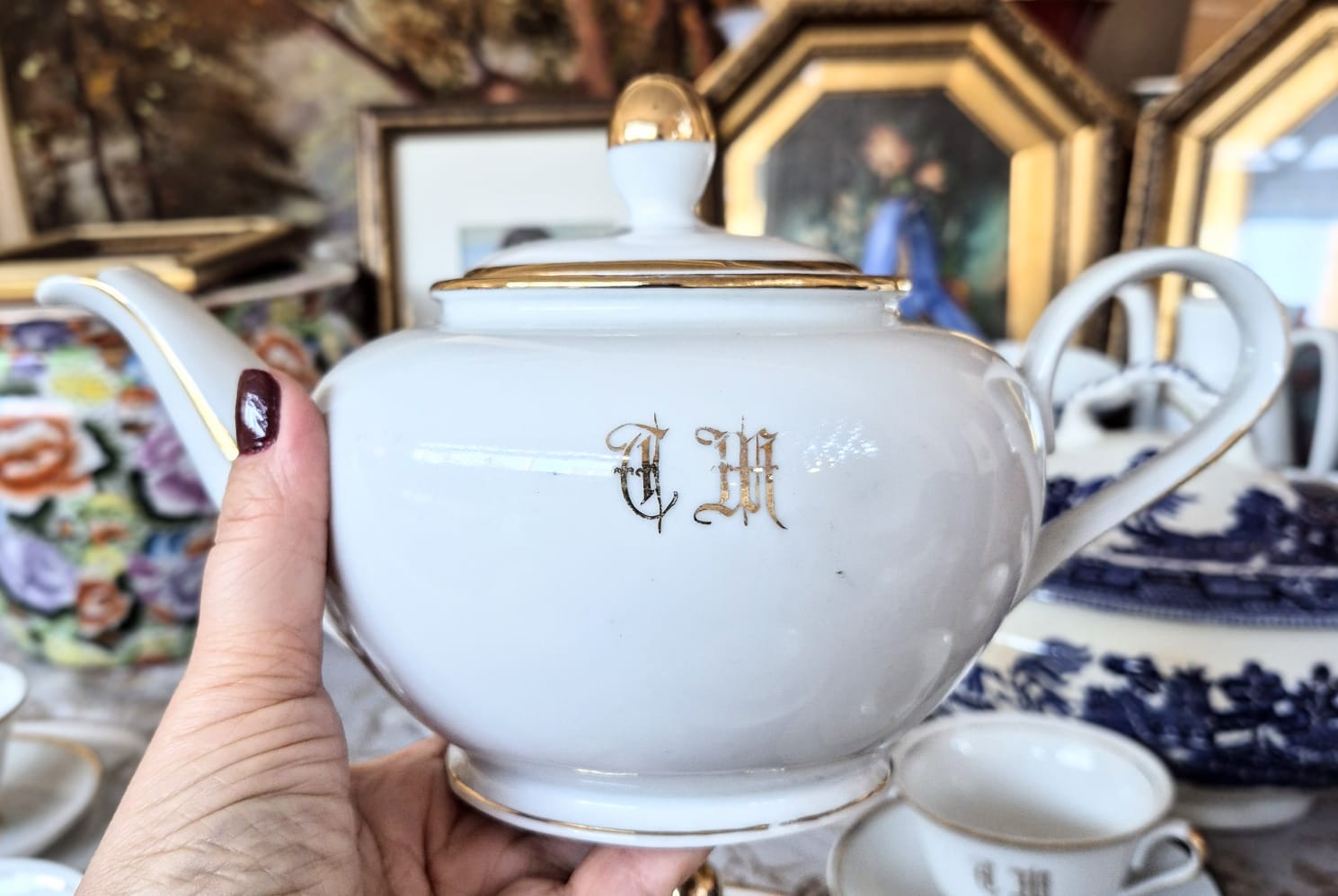 Conjunto em porcelana vintage nacional Mauá, gravado (CM, acho), para chá.  Ótimo estado,  2 pratos de sobremesa com desgastes na douração,  o restante em excelente estado. 21 peças.