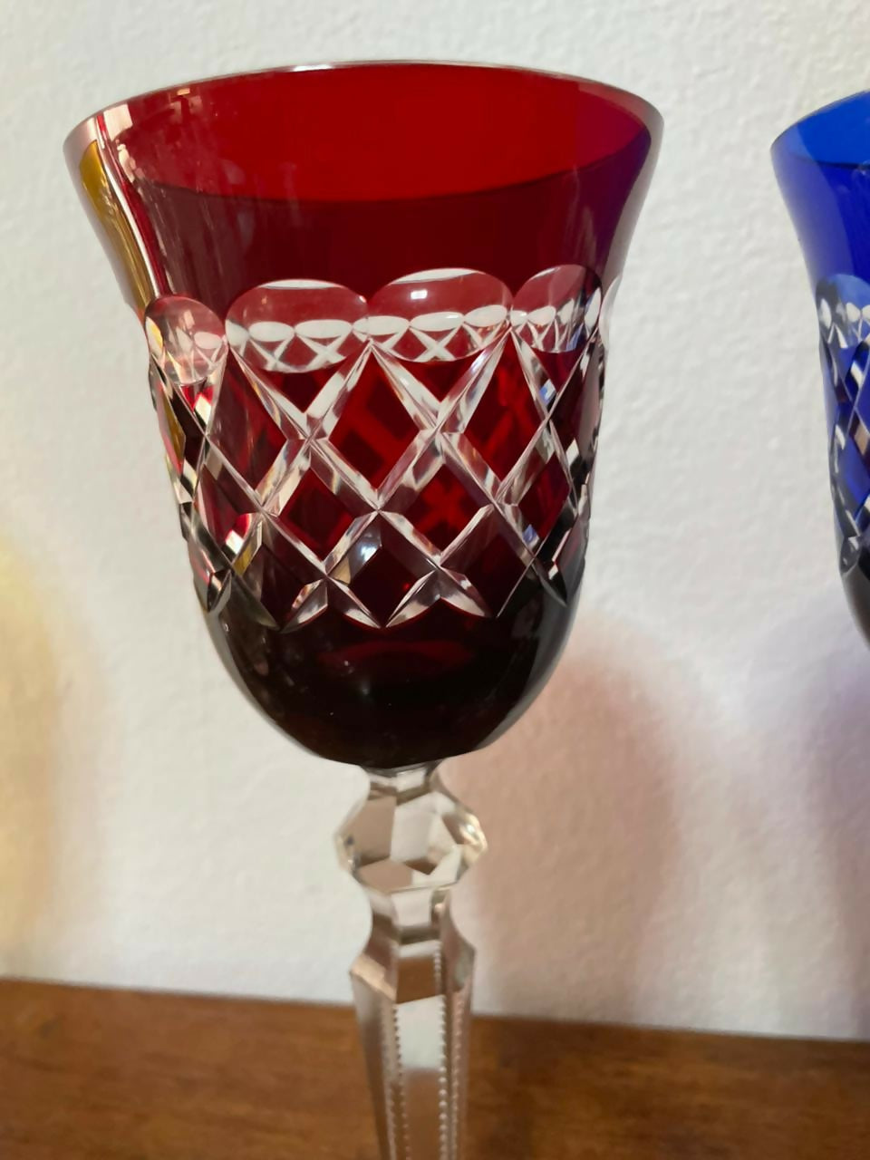 Par de taças de vinho do porto em cristal double rubi e azul cobalto lapidado