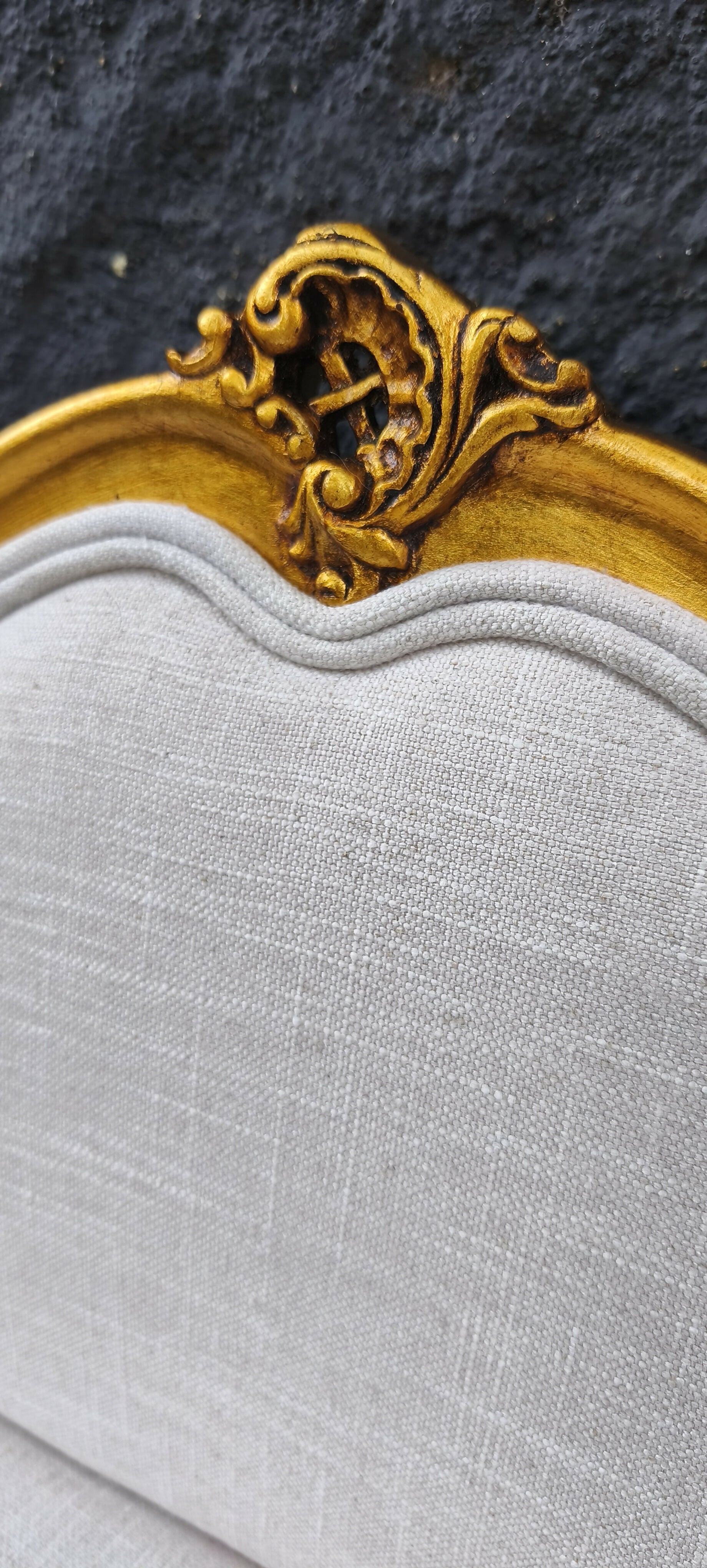 Banqueta antiga com acabamento em folha de ouro e tecido de linho Entreposto 