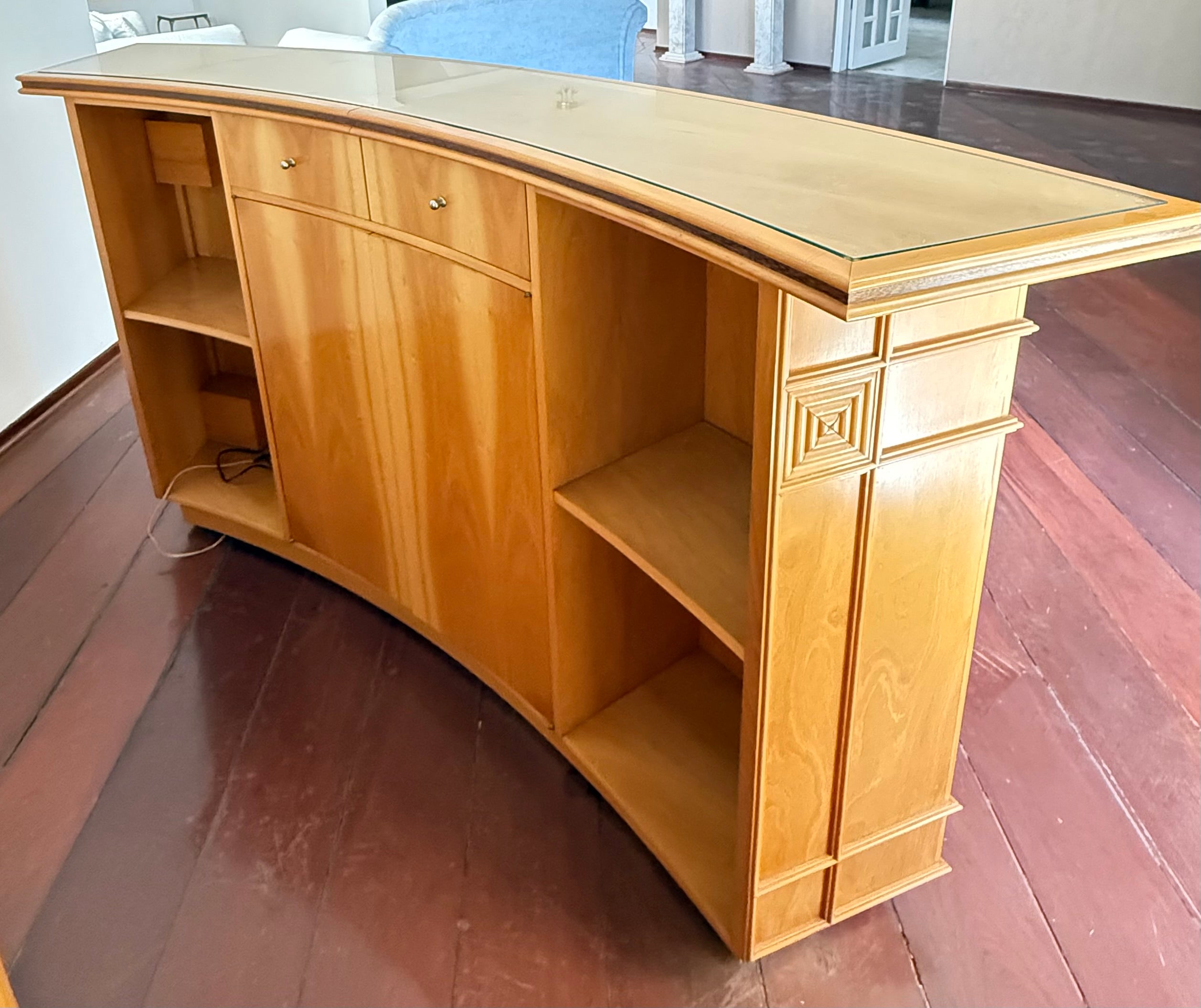 Bar completo com balcão curvado e espelho - alto padrão