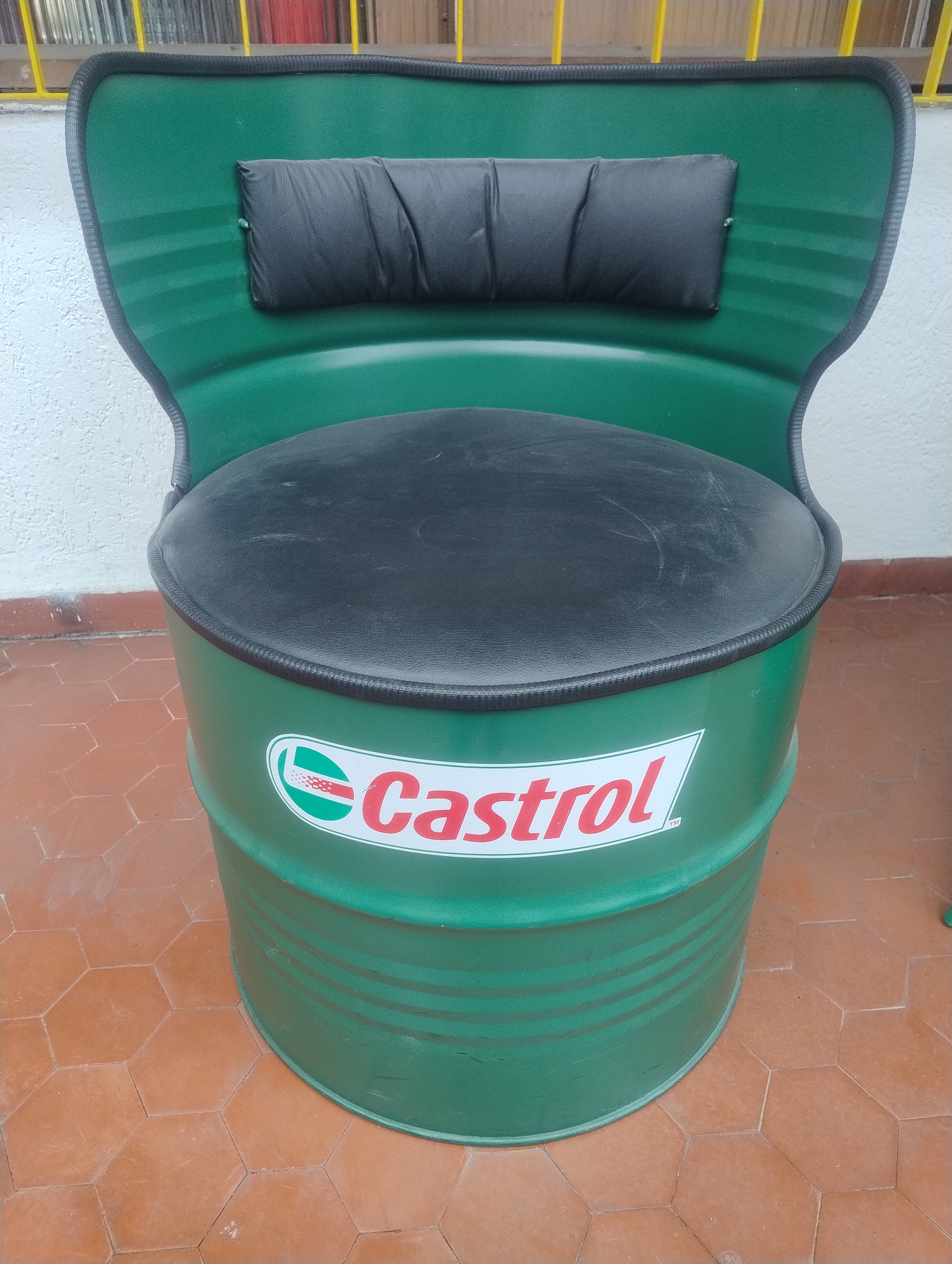 Poltrona Castrol Tambor com Pingadeira