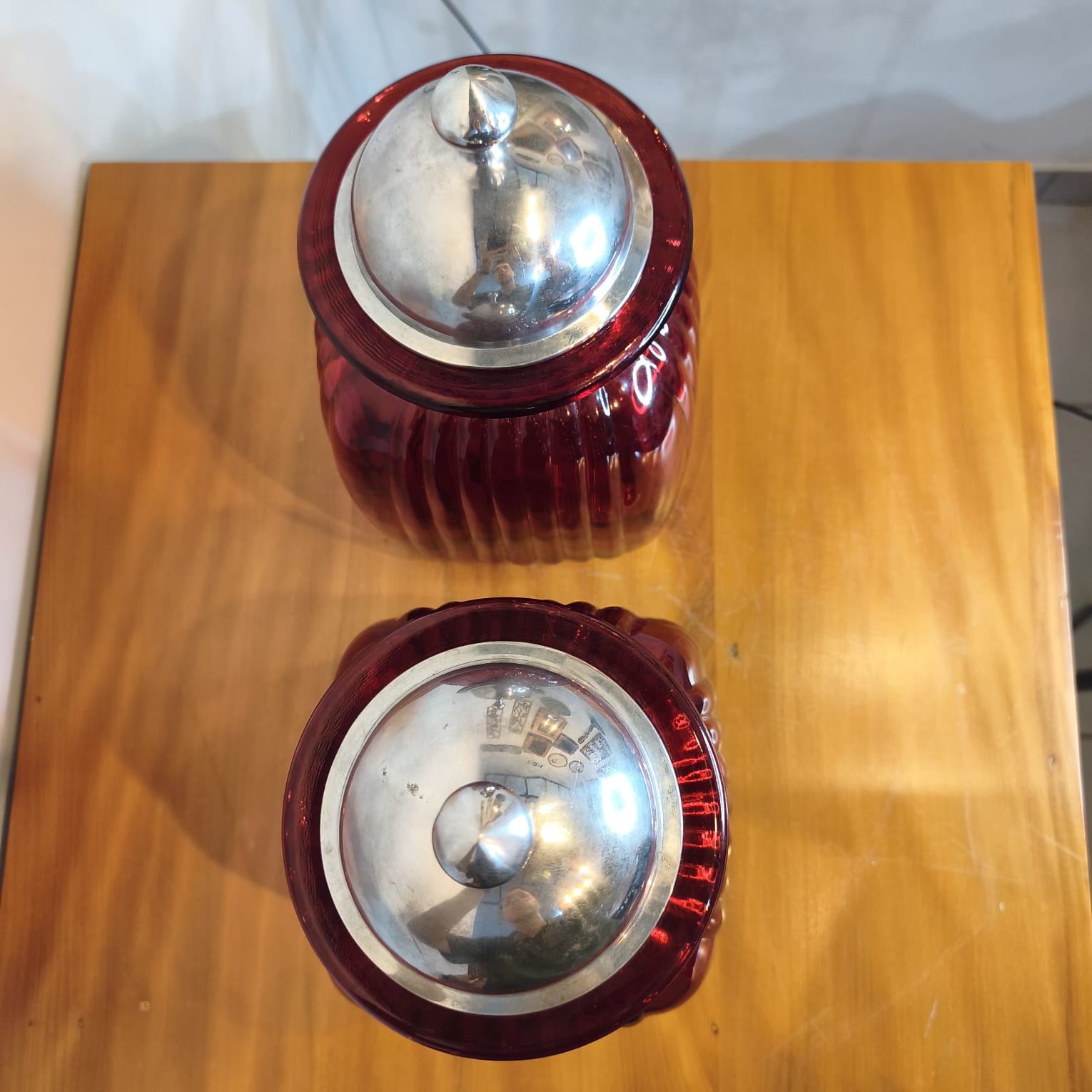 Par de Potes Artland em Vidro Vermelho com Tampas Metálicas