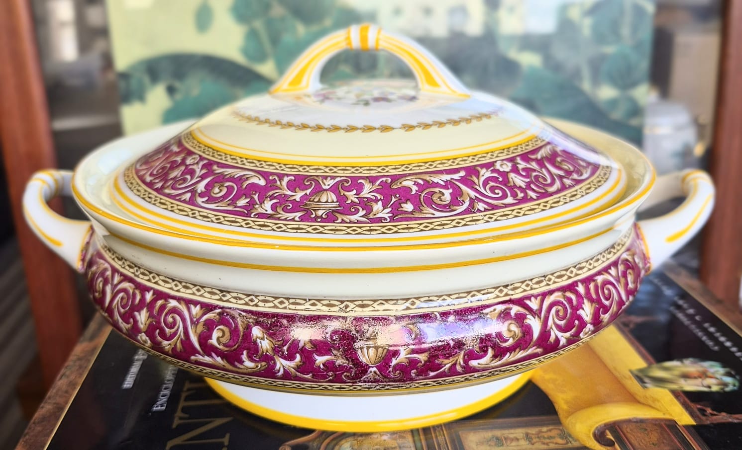 Terrina em porcelana fine bone China antiga,  anos 30, inglesa Paragon, modelo Corinthian Maroon (Gold Trim). Intacta,  como nova.