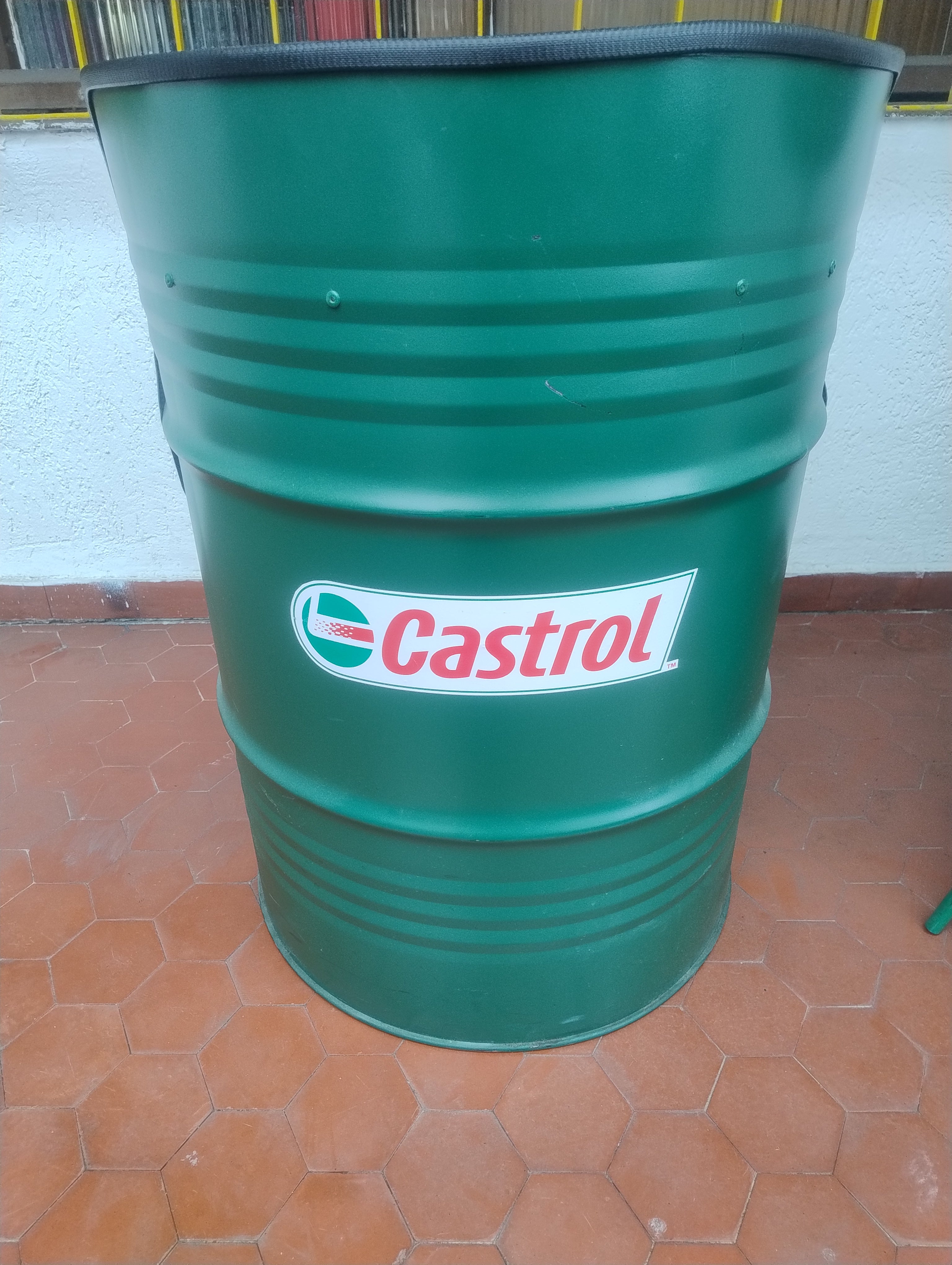 Poltrona Castrol Tambor com Pingadeira