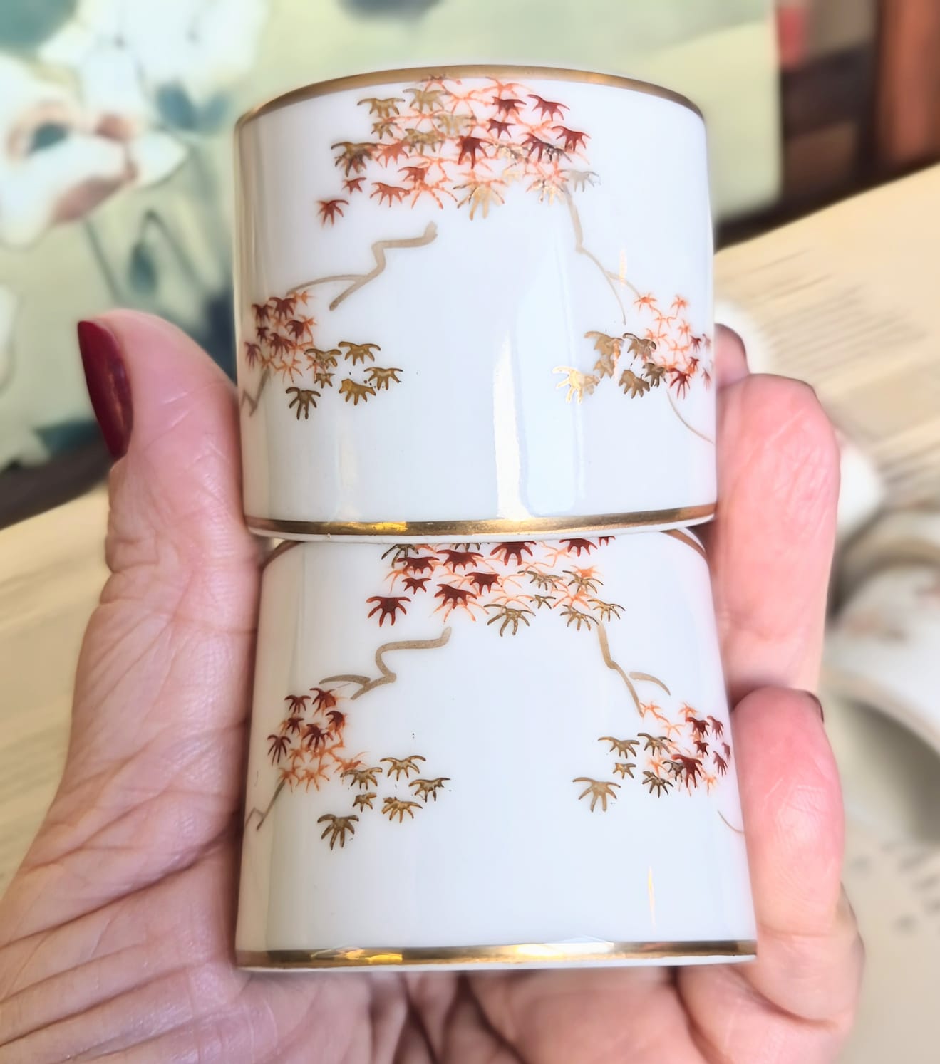Porta guardanapos em porcelana finíssima japonesa Arita Fukagawa, pintado à mão.  Perfeitos, como novos. Douração impecável!