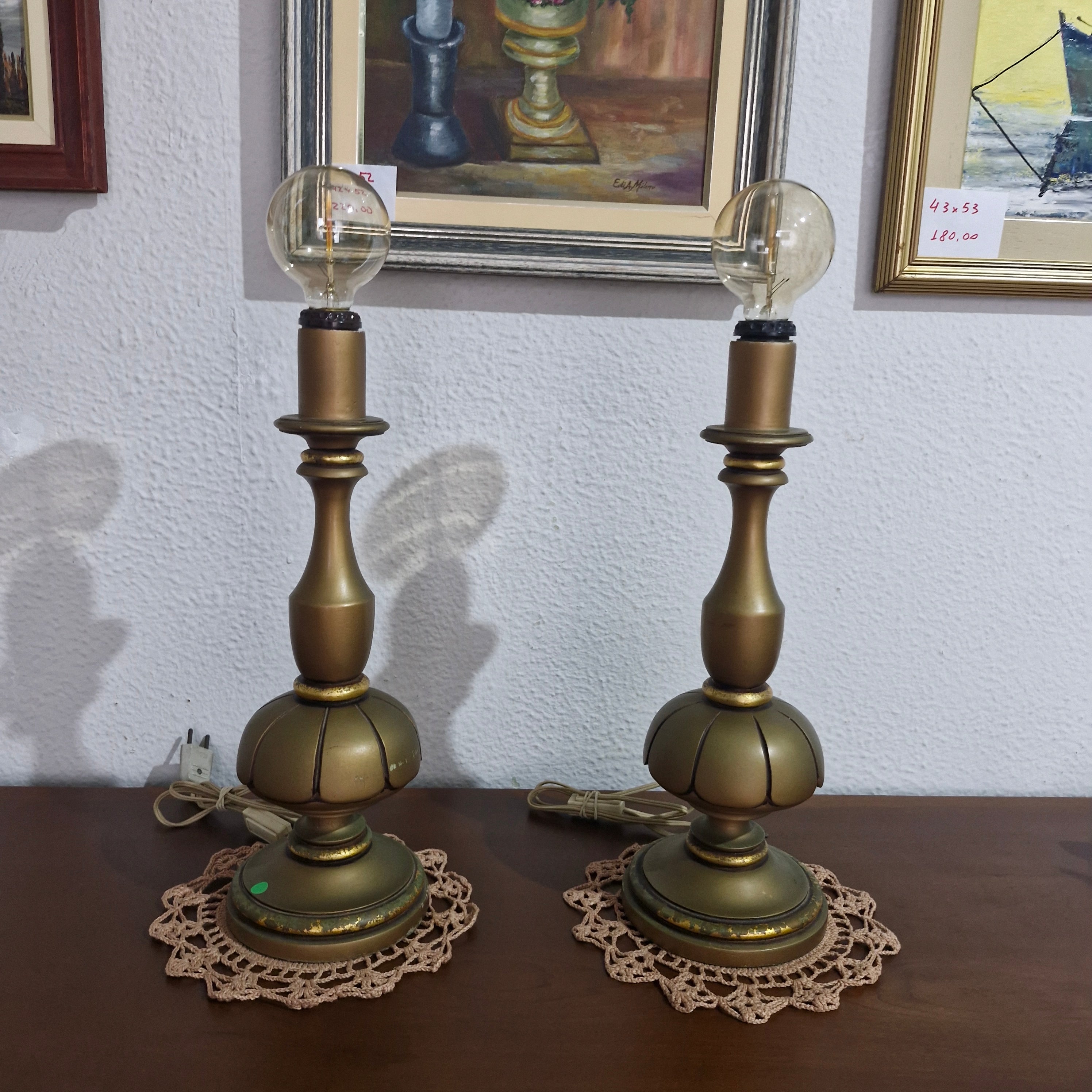 Par de Abajures Toucheiros em madeira com acabamento ouro velho 