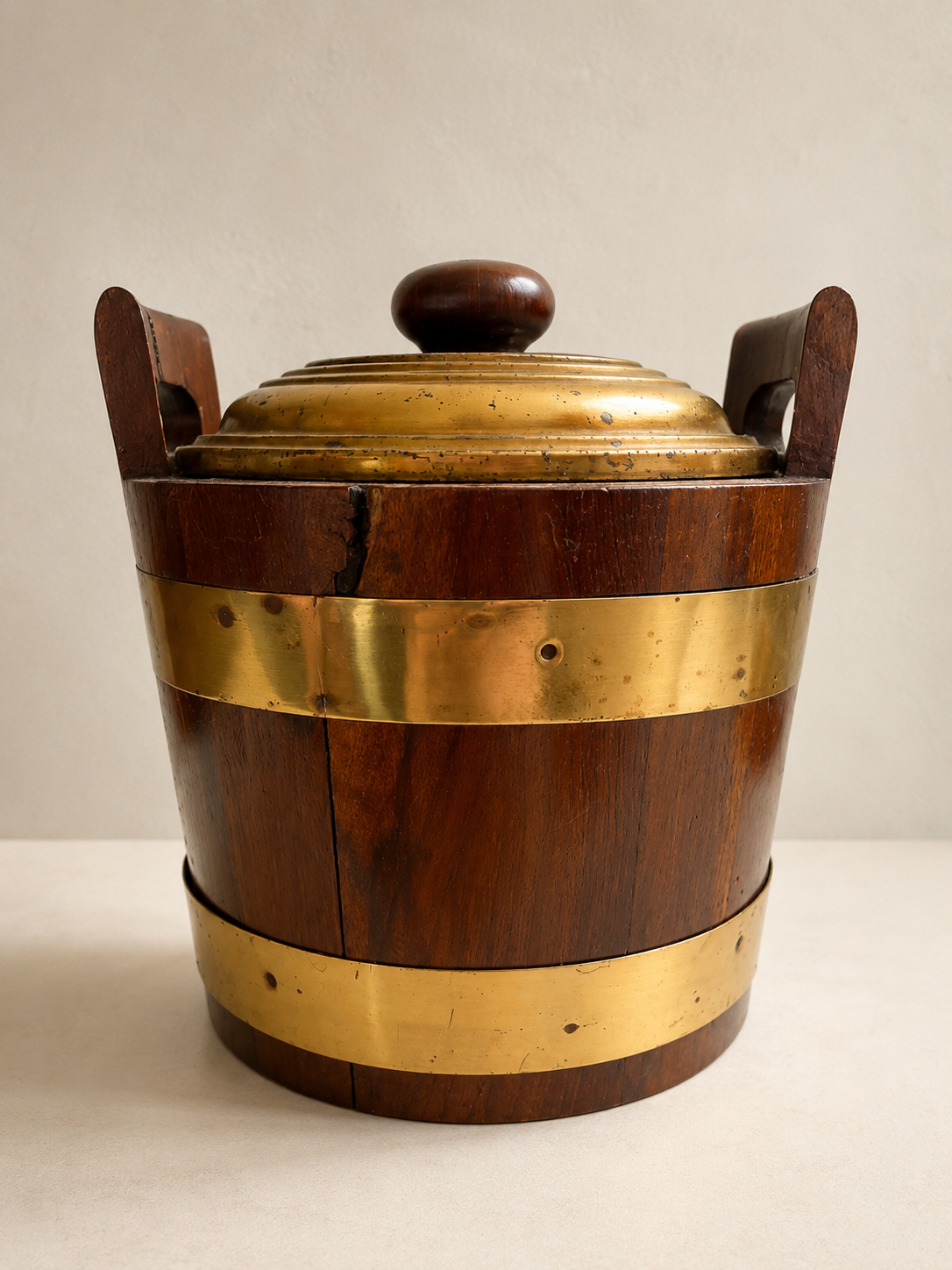 Balde de gelo em madeira nobre e metal dourado (DMCPS_332)