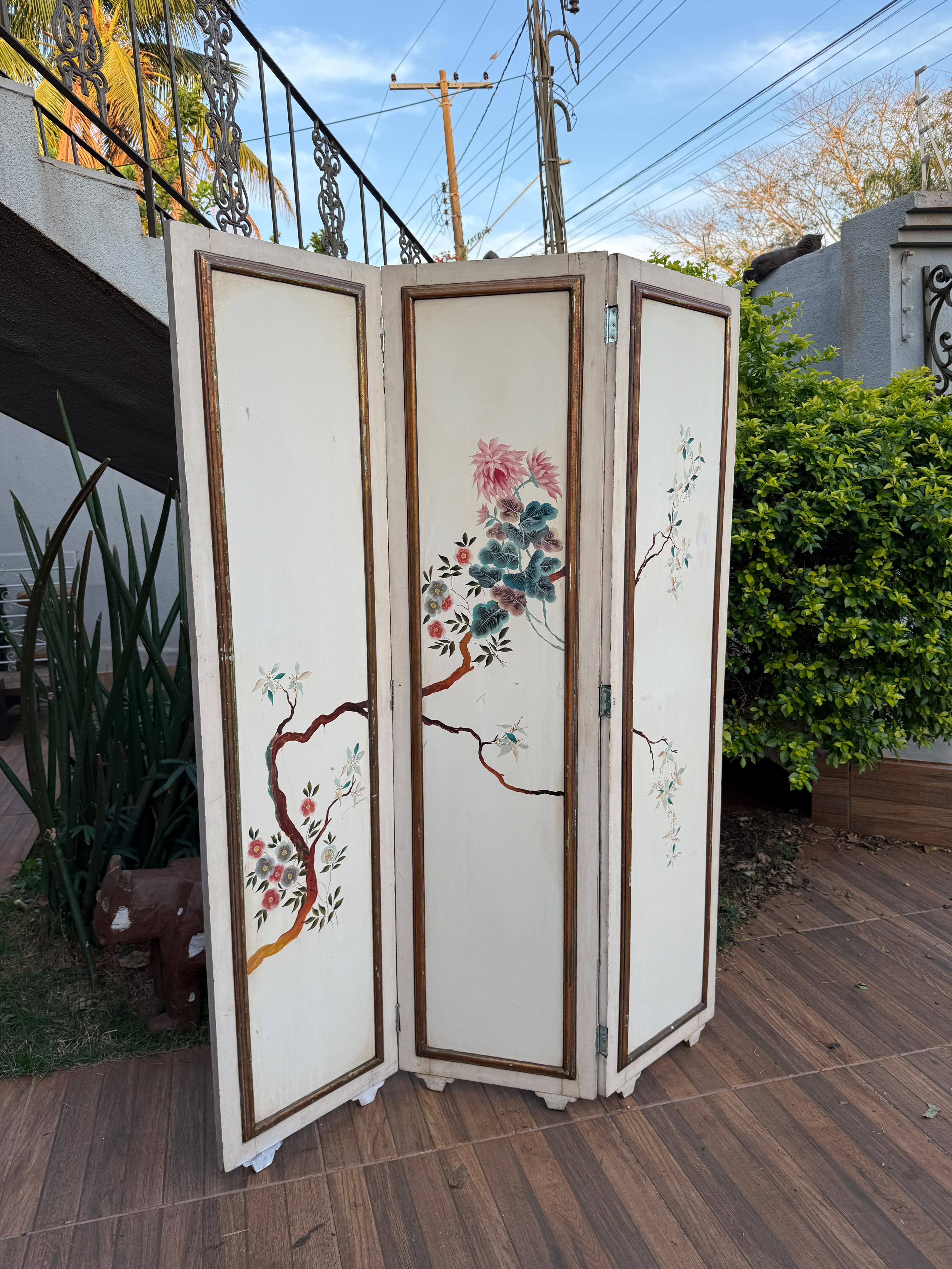 Antigo Biombo Oriental Branco de 3 Folhas com delicada pintura floral 