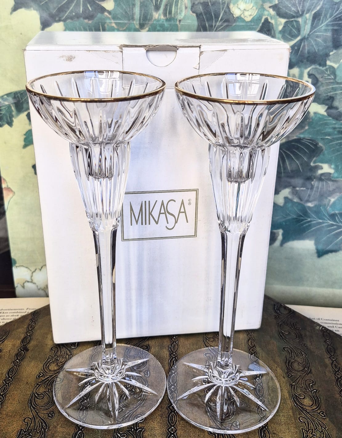 Par de castiçais feitos em cristal de chumbo alemão para Mikasa. Pertencem à renomada e muito elegante coleção "Golden Tiara". Na birda um delicado fio de ouro 24k.