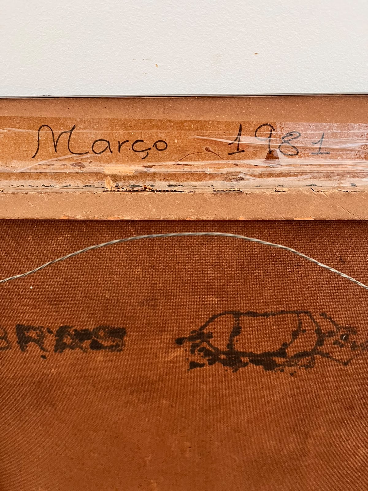 Quadro Antigo de Tapeçaria Bordada retratando paisagem com casa e Barquinho