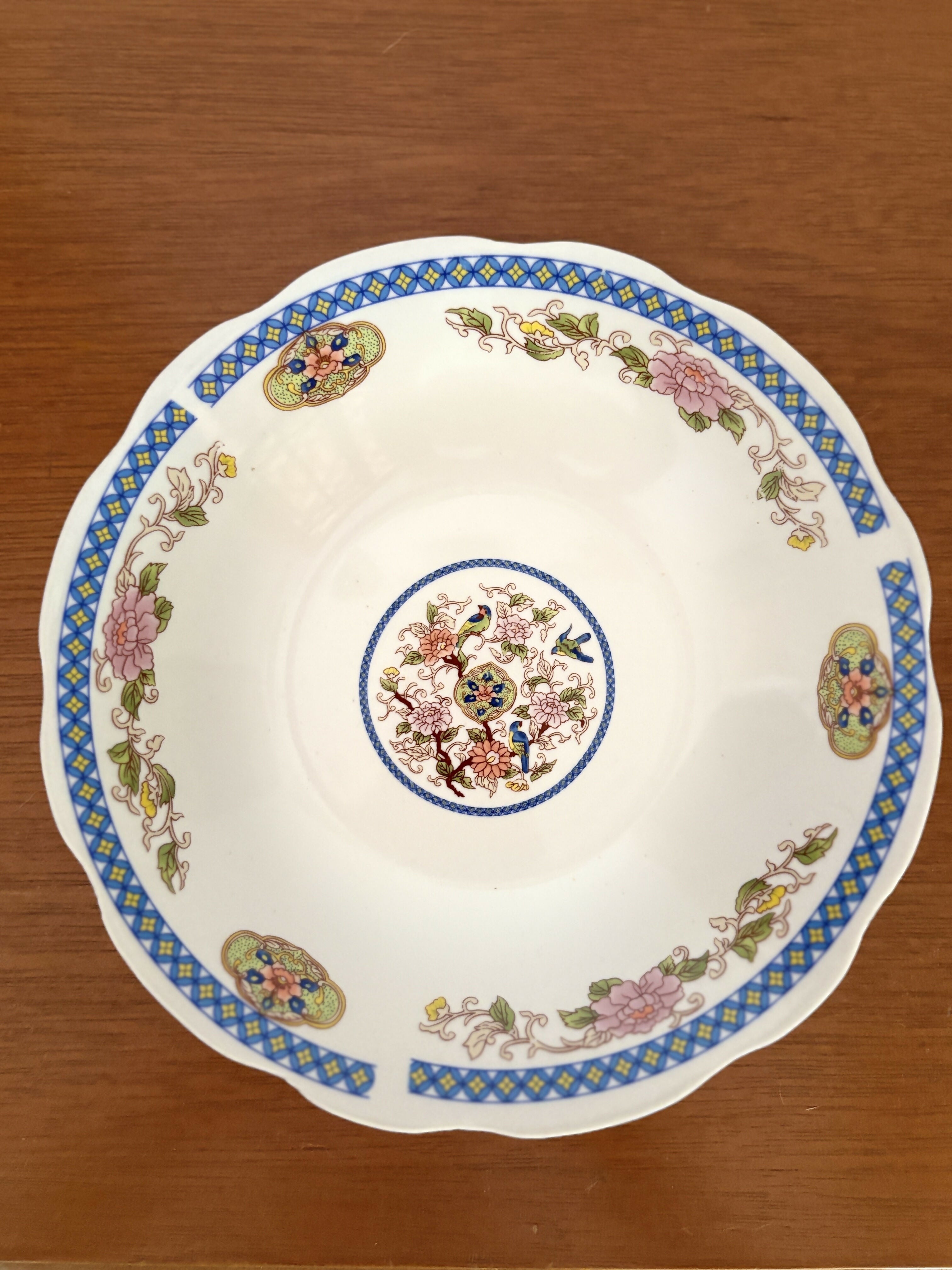 Pratos decorativos em porcelana com pinturas chinesas