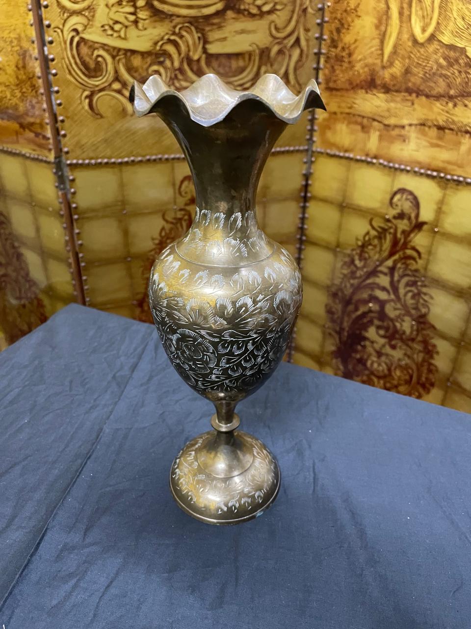 Vaso indiano vintage em metal com motivos florais 