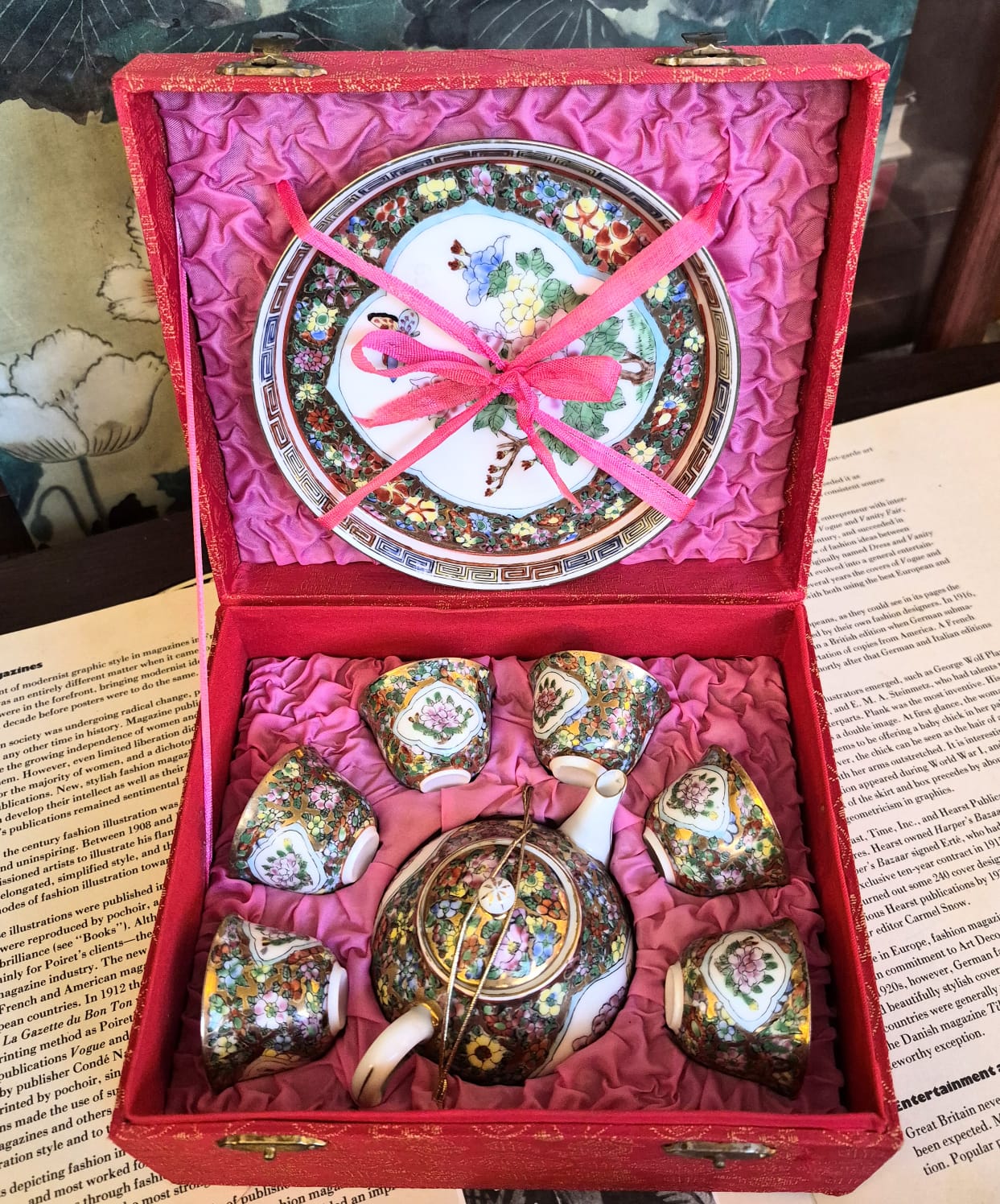 Pequeno, raro e lindíssimo conjunto de chá em porcelana chinesa Família Rosa - Rose Canton. Uma graça! Sem uso, na caixa original. 8 peças.