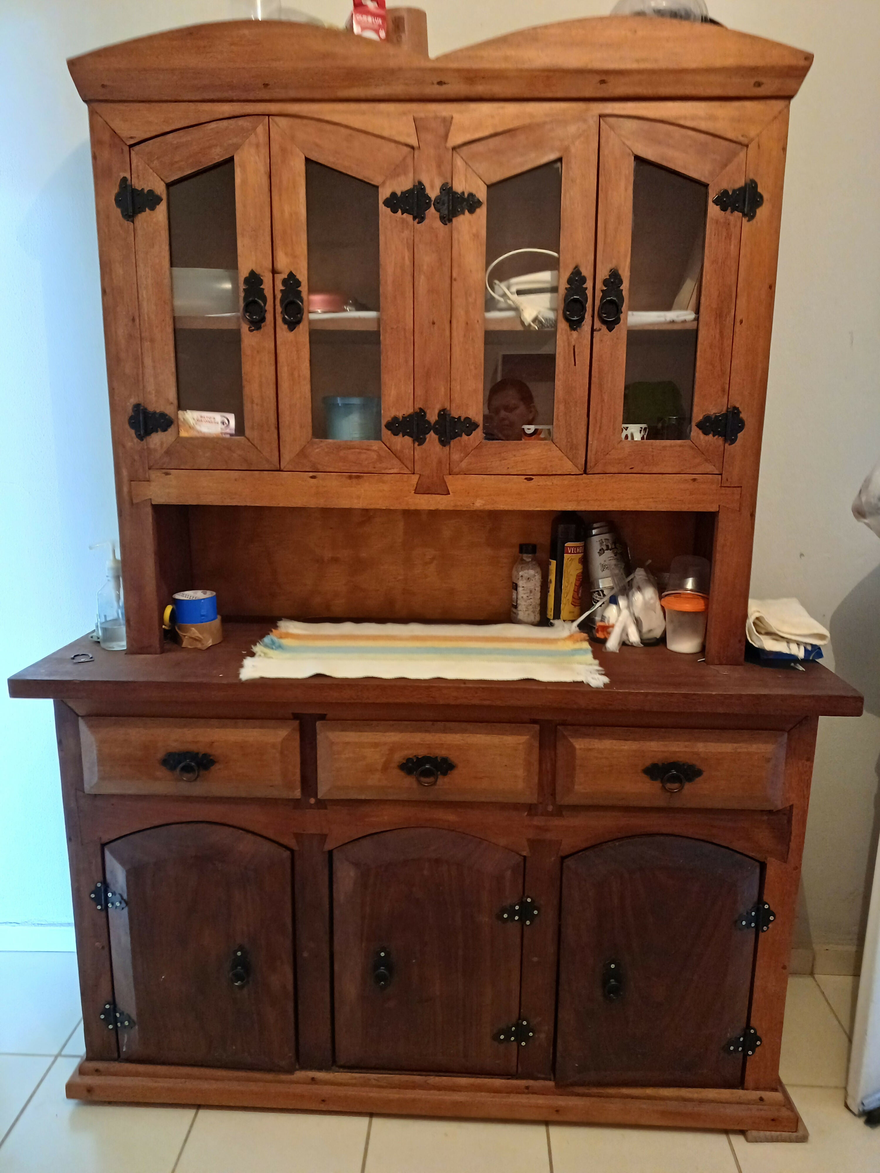 Armário de cozinha madeira escura