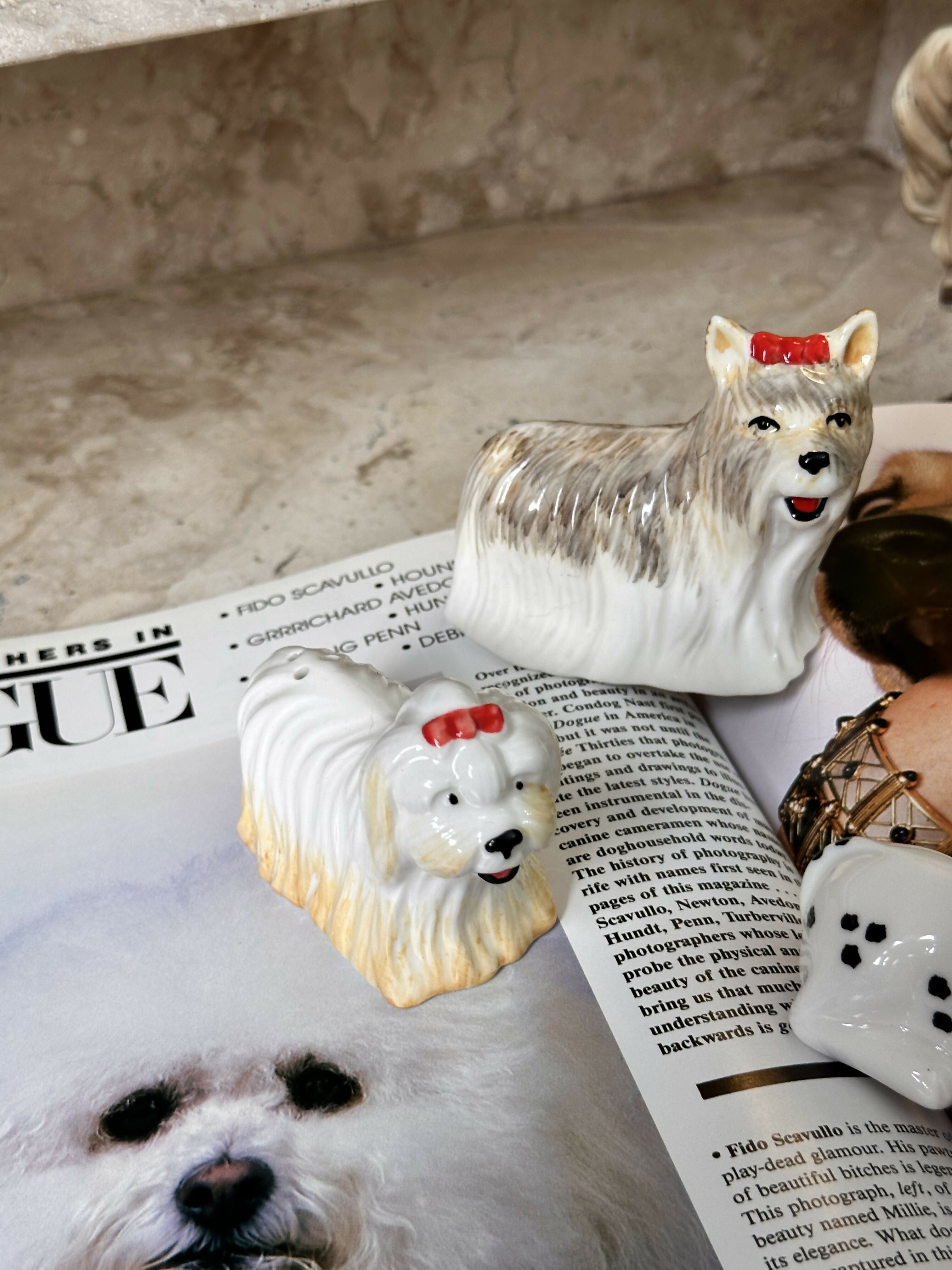 saleiros e pimenteiros de cães em porcelana vintage , que literalmente mais parecem bibelôs ! Valor unitário - de cada peça