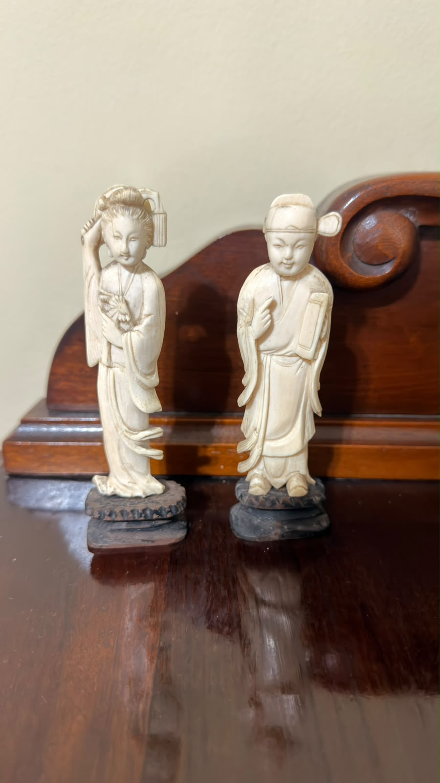 Par de Esculturas em Marfim — Casal Chinês em Trajes Típicos