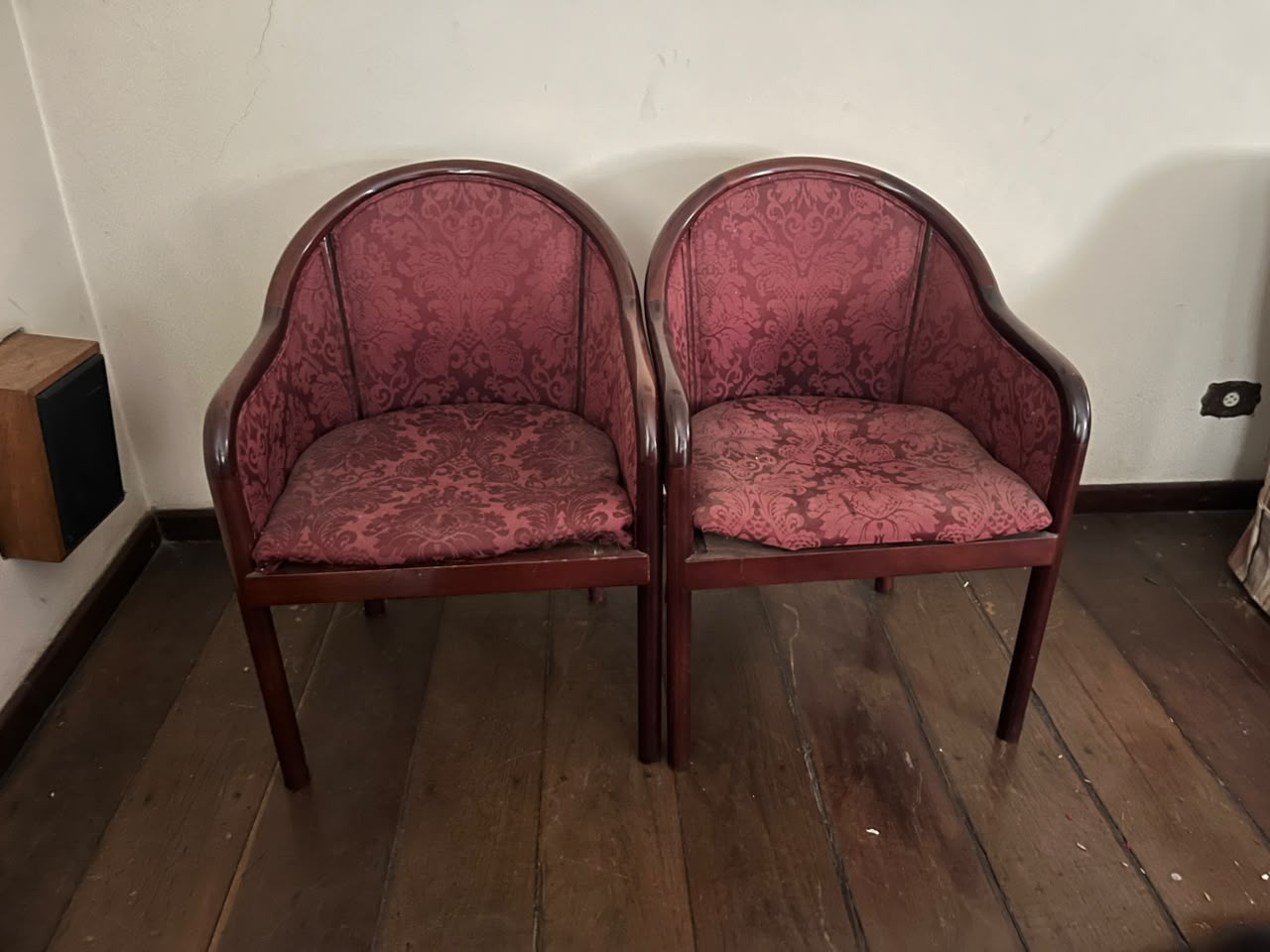 Par de poltronas com estofado estampado cor de vinho