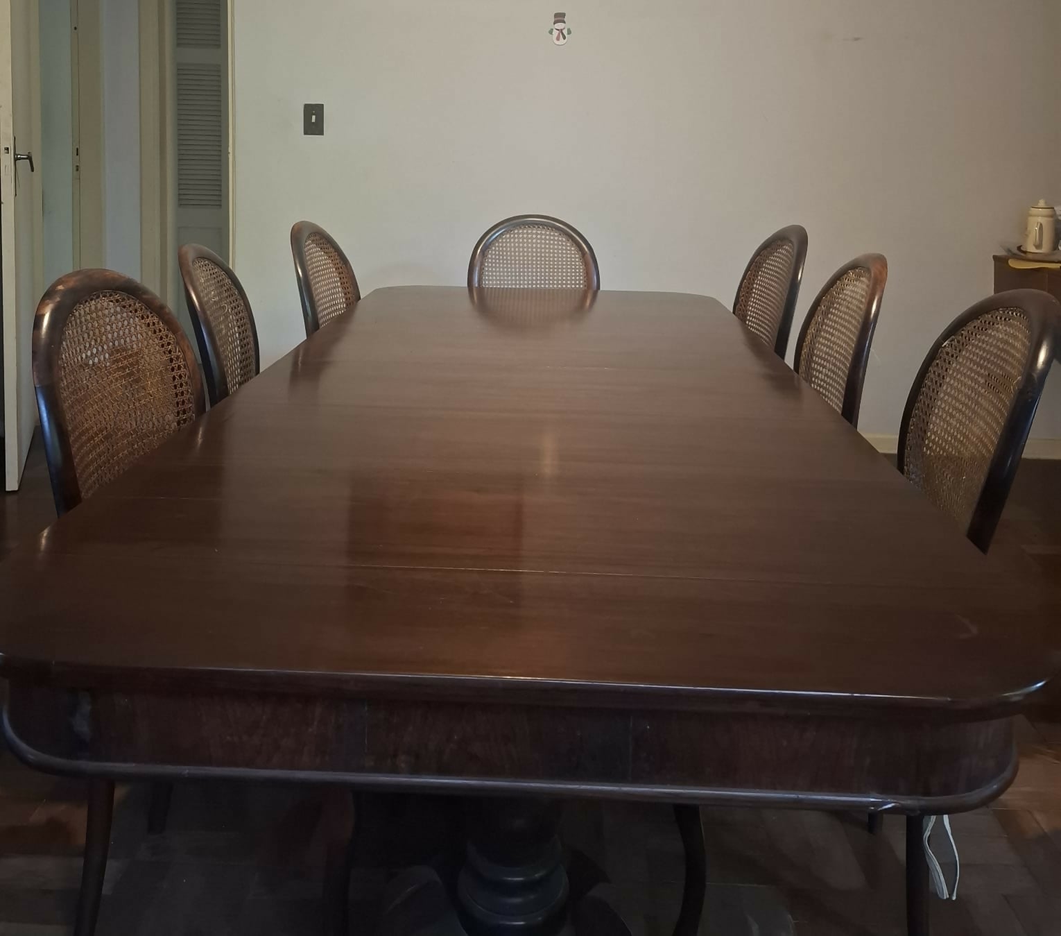 Mesa de Jantar Antiga em Madeira Maciça com 10 Cadeiras – Linda e Bem Conservada